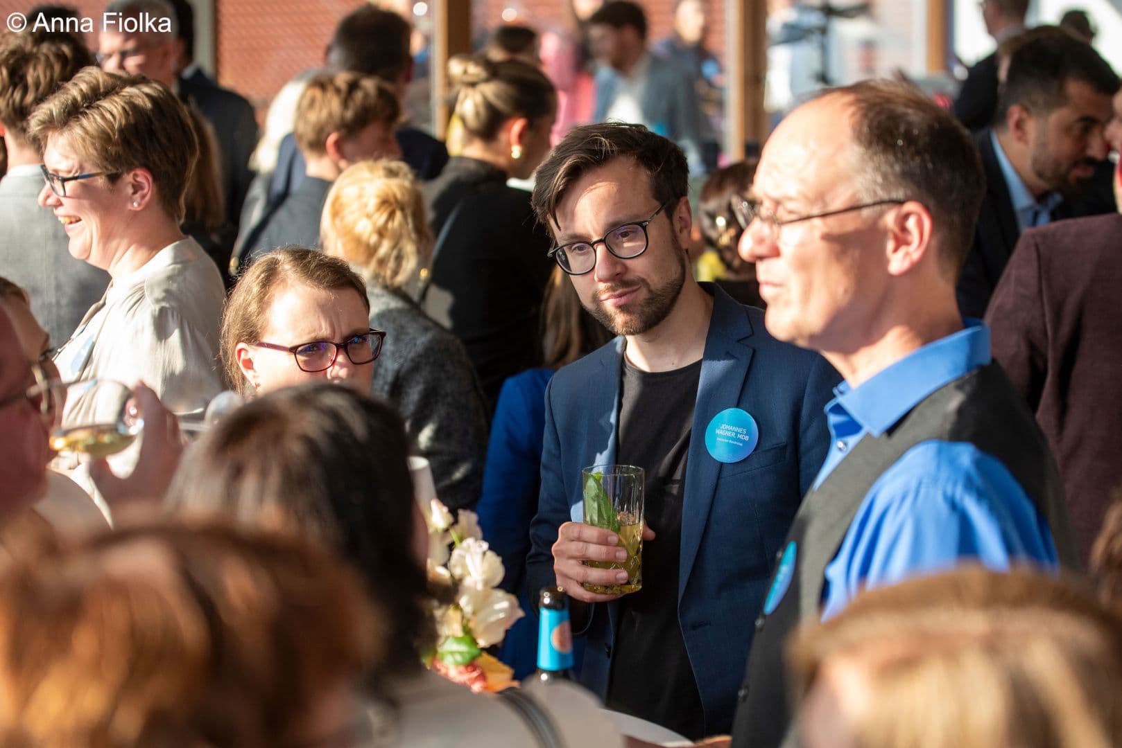 Wo ist wohl Johannes Wagner MdB (Grüne) (M.) mit seinen Gedanken?