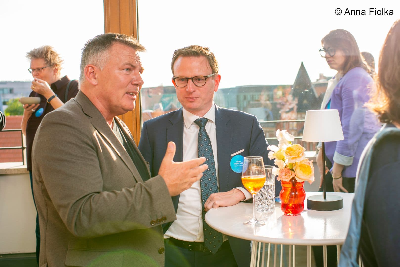 Frisch im Bundestag ist der Arzt Hans Theiss MdB (CSU) (r.) und lauscht Christian Bredl (TK).