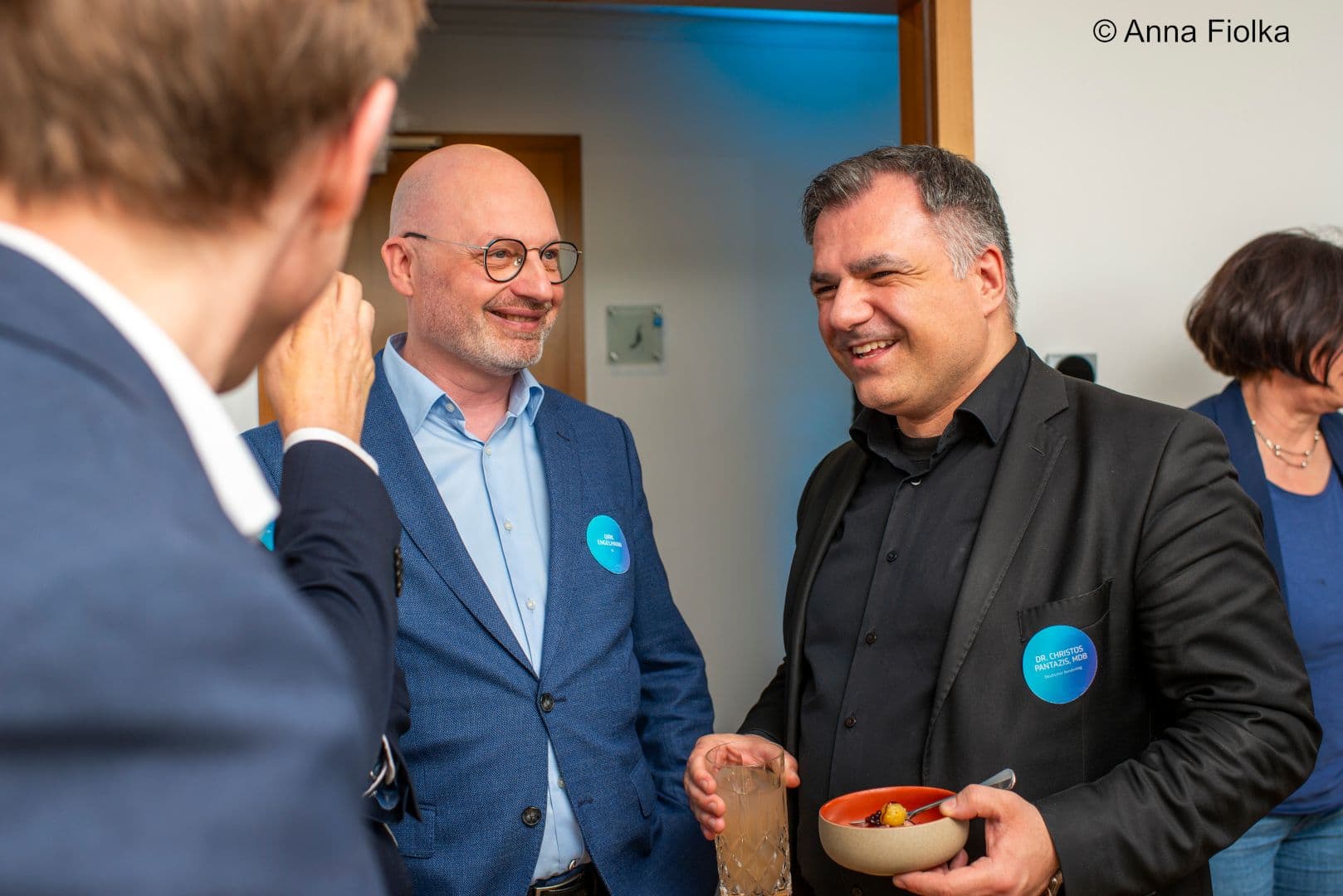 Dirk Engelmann (TK) (l.) und Christos Pantazis MdB (SPD) haben offenbar ihren Spaß.