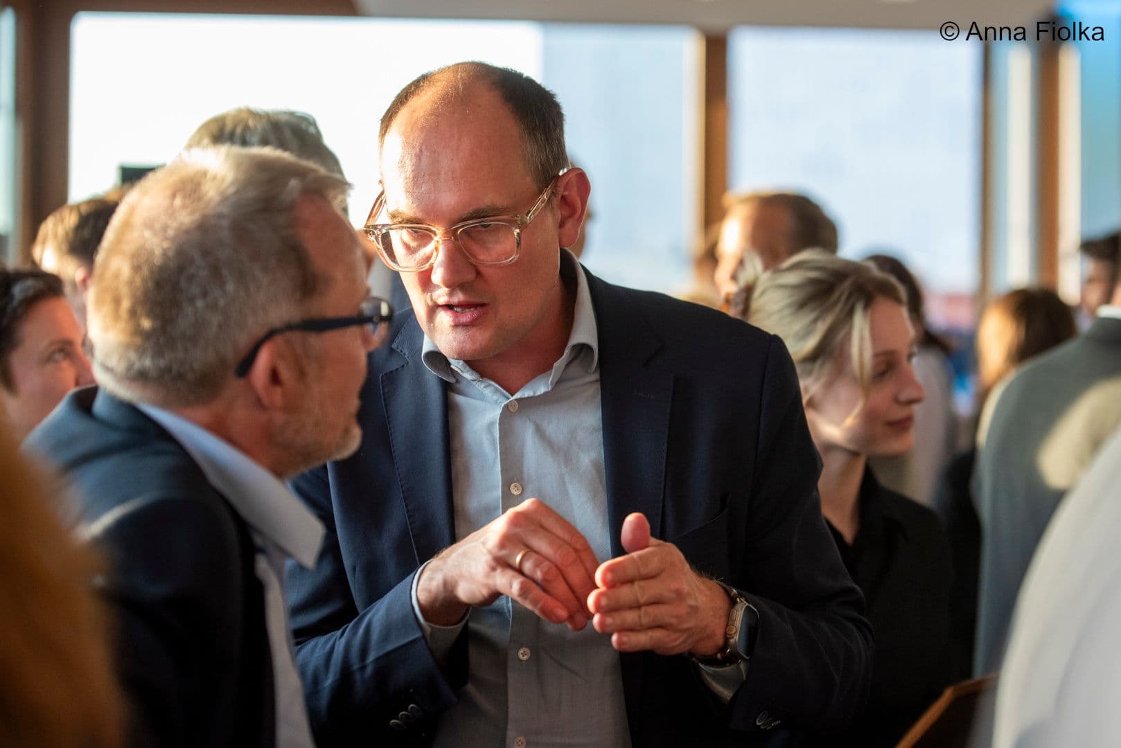 Janosch Dahmen MdB (Grüne) erklärt TK-Vorstandsvorsitzendem Jens Baas wohl die gesundheitspolitische Lage.