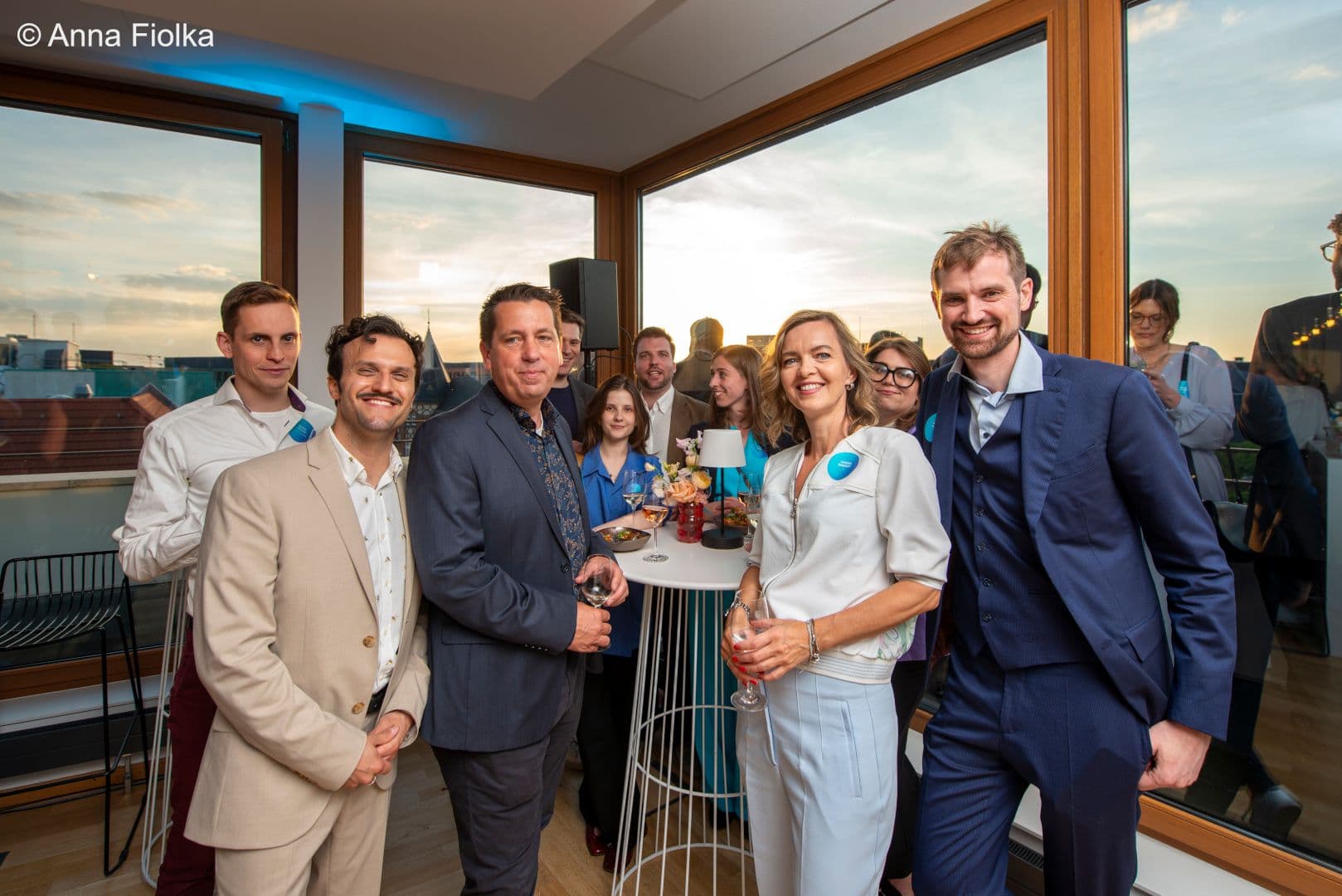 Gute Stimmung auch bei den Mitarbeitern der Abgeordneten sowie Sandra Barnert (2.v.r.) und Martin Müller (beide TK) (r.) mit Bernd Fiedler (Büro Matthias Mieves), Alexis J. Batsilas (Büro Christos Pantazis), Andreas Deffner (Büro Dagmar Schmidt) (v.l.n.r.)