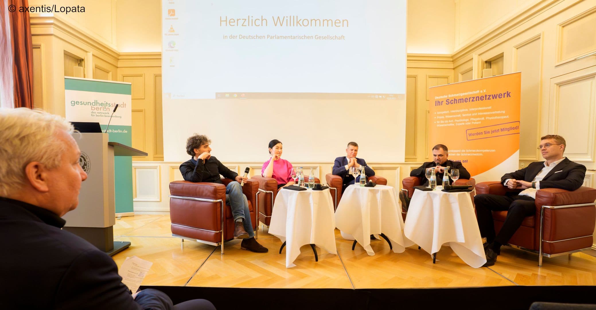 Podiumsdiskussion mit Ates Gürpinar MdB (Linke), Paula Piechotta MdB (Bündnis 90/Die Grünen), Axel Müller MdB (CDU/CSU), Christos Pantazis MdB (SPD), Johannes Dankert (Vivantes) (v.l.n.r)