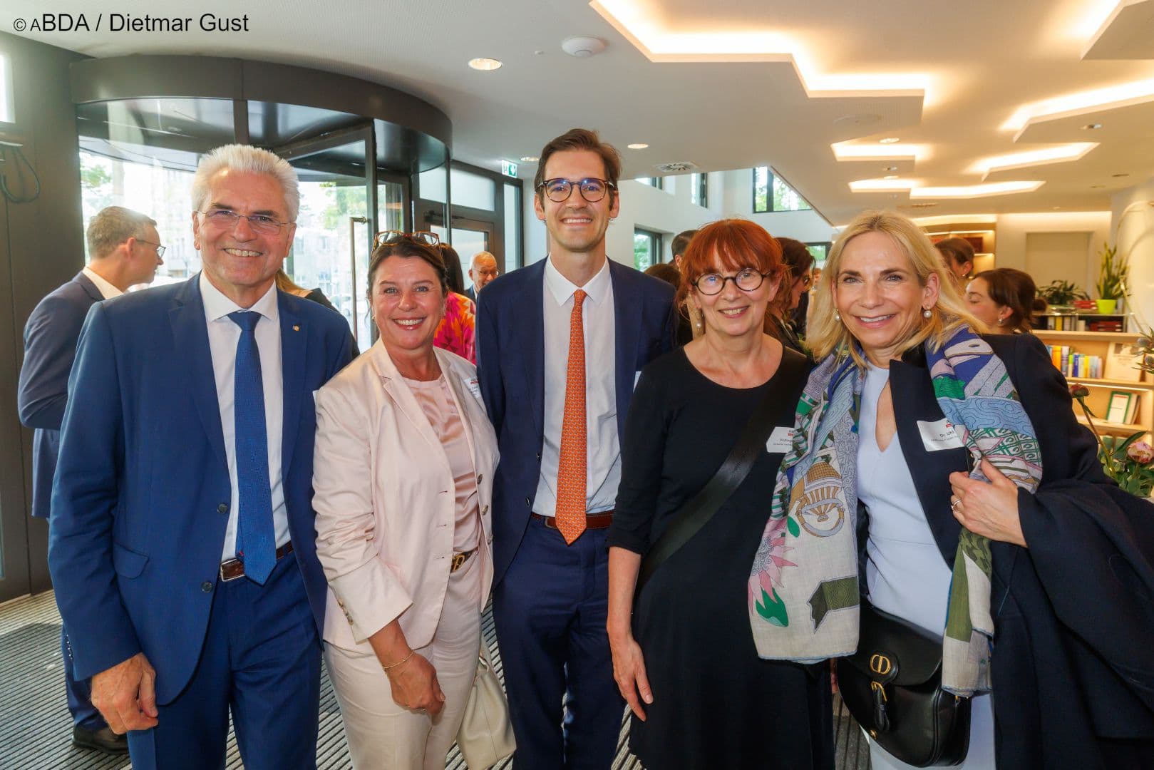 Ein herzliches Willkommen für Stephan Pilsinger MdB (CSU) (M.), Hans-Peter Hubmann (DAV), Vanessa Conin-Ohnsorge (IDV), Anke Rüdinger (DAV) und Leonie Uhl (Amgen) (v.l.n.r.)