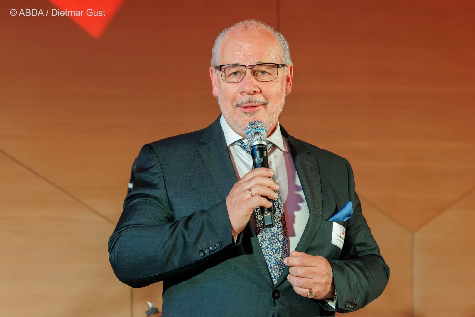 BMG-Staatssekretär Georg Kippels gut gelaunt bei seiner Rede