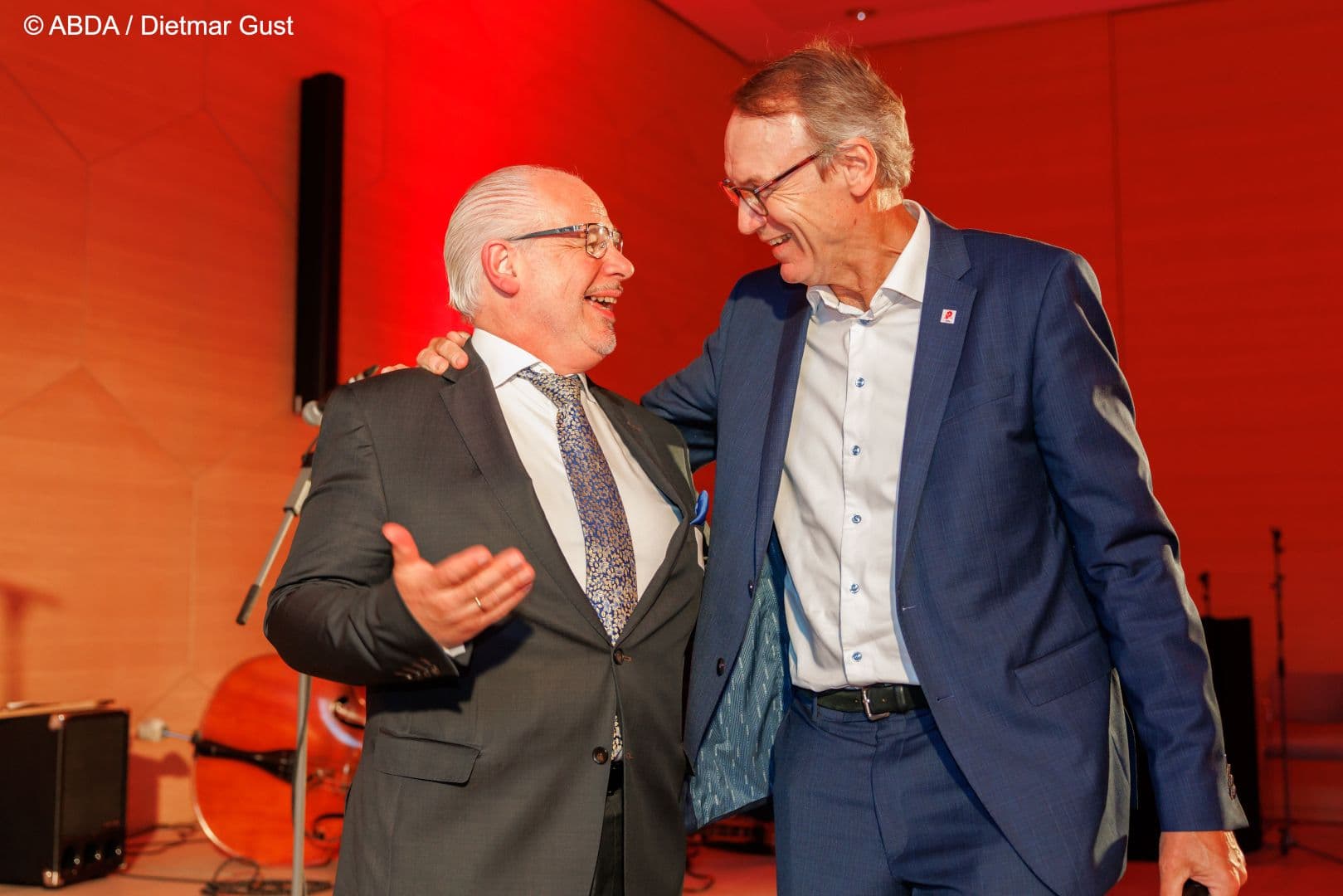 Sind sich offenbar sehr wohlgesonnen: BMG-Staatssekretär Georg Kippels (l.) und Präsident Thomas Preis auf dem ABDA-Sommerfest