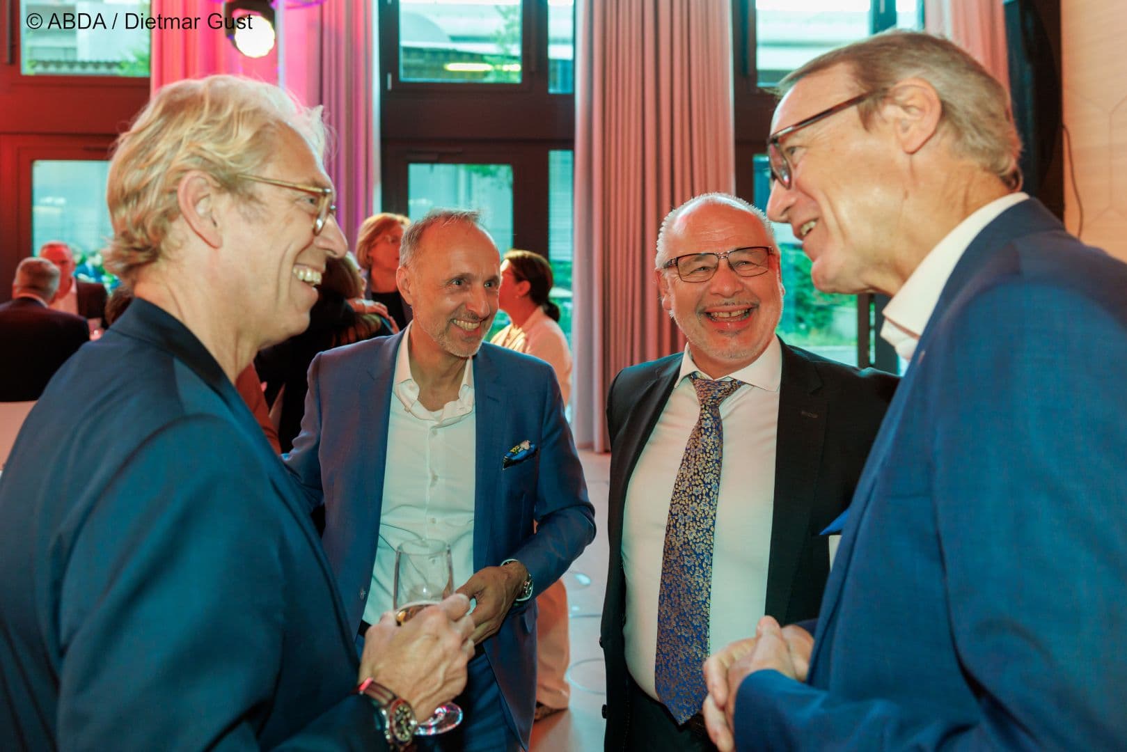 Thomas Preis (r.) auf einer Welle der Sympathie von  Andreas Gassen und Stephan Hofmeister (beide KBV) und BMG-Staatssekretär Georg Kippels (v.l.n.r.)