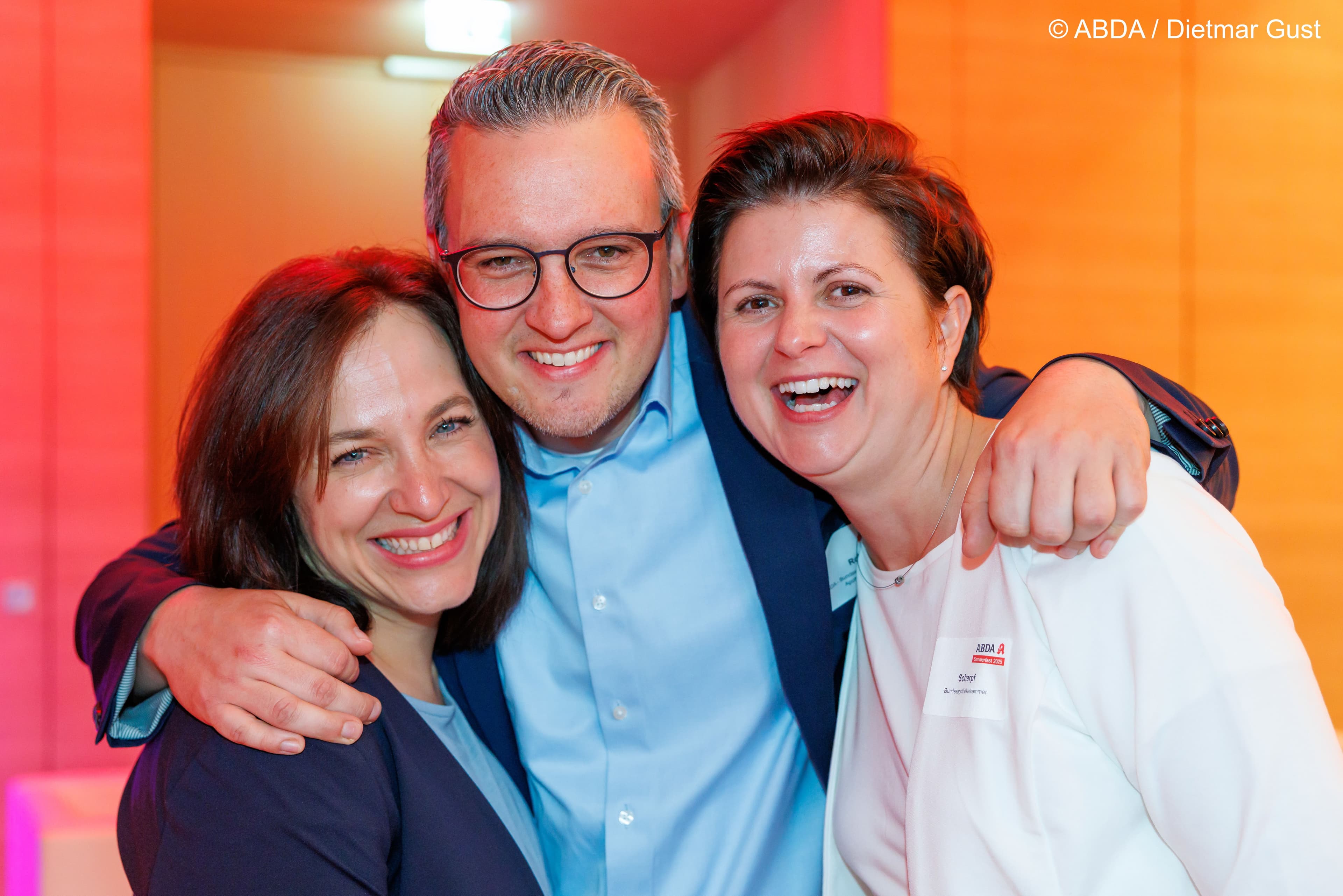 Zwei Vizepräsidentinnen mit Kommunikationschef:  Ina Lucas (ABDA), Benjamin Rohrer (ABDA), Franziska Scharpf (BAK) (v.l.n.r.)