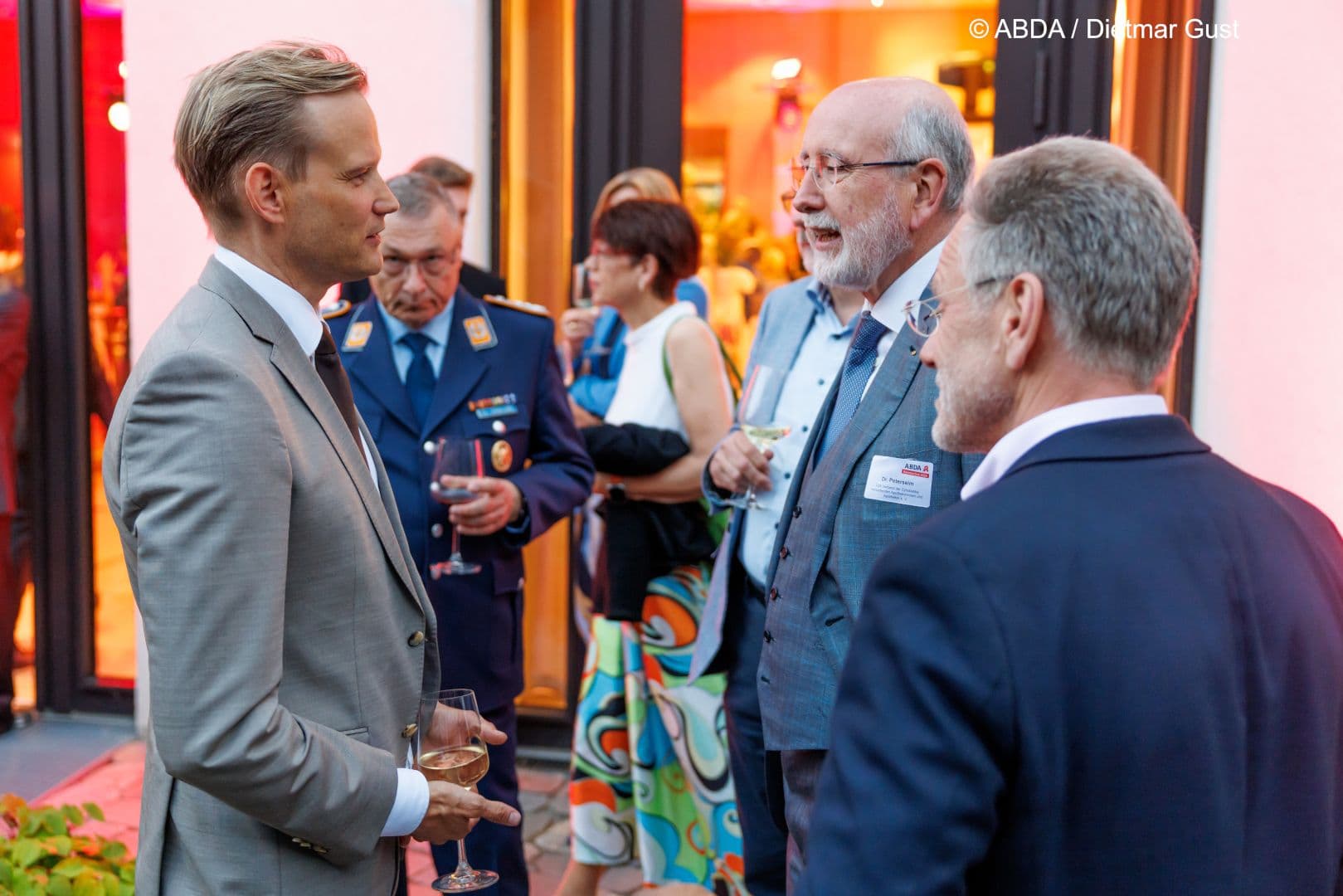 Bundestagsneuling Hendrik Streeck MdB (CDU) im Gespräch mit Klaus Peterseim (VZA) und Dominik v. Stillfried (Zi) (v.l.n.r.)