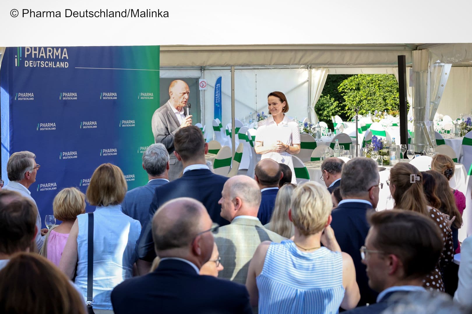 Begrüßen die Gäste des Sommerfestes von Pharma Deutschland: Jörg Wieczorek und Dorothee Brakmann.