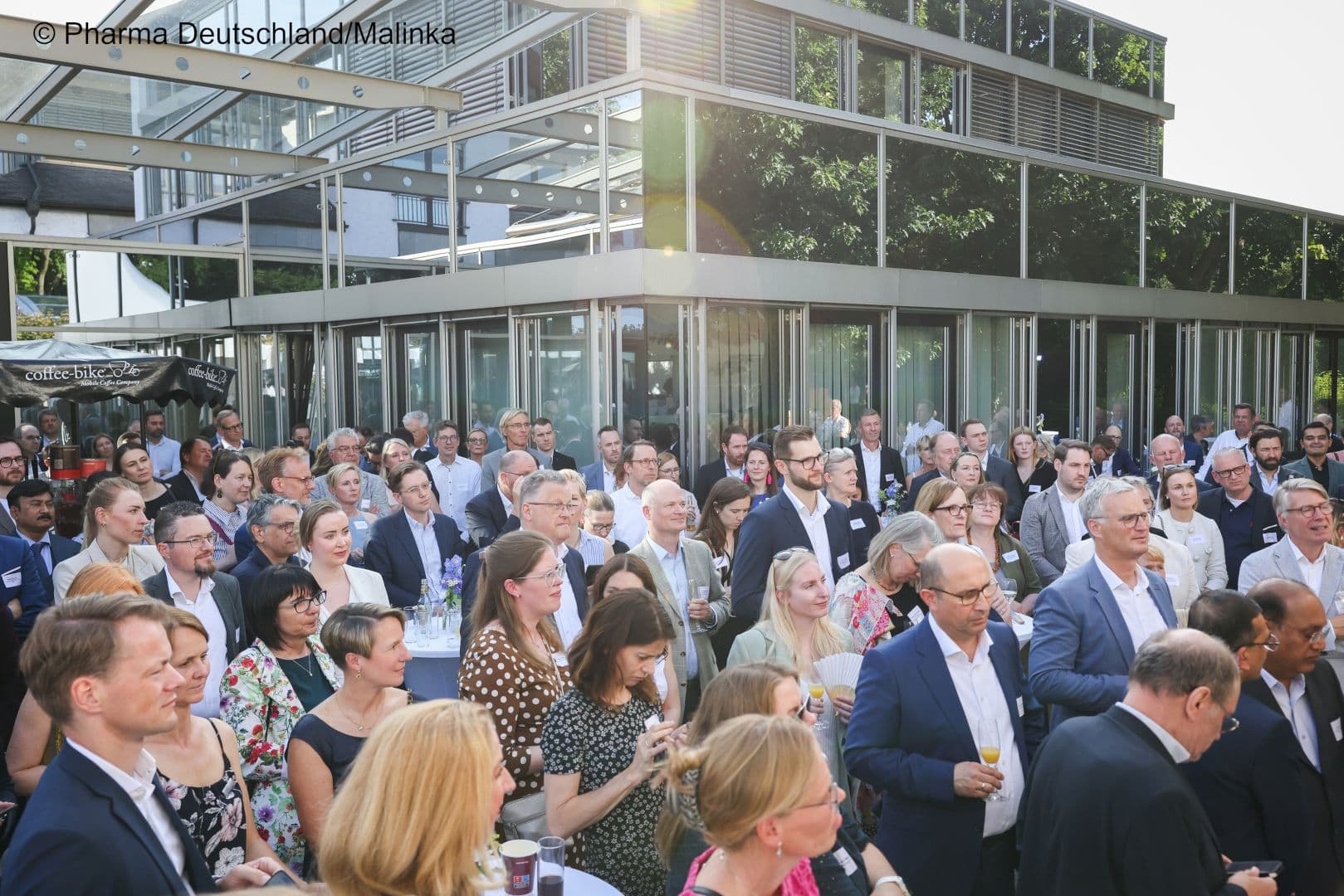 Zahlreiche Gäste beim Sommerfest von Pharma Deutschland in Bonn