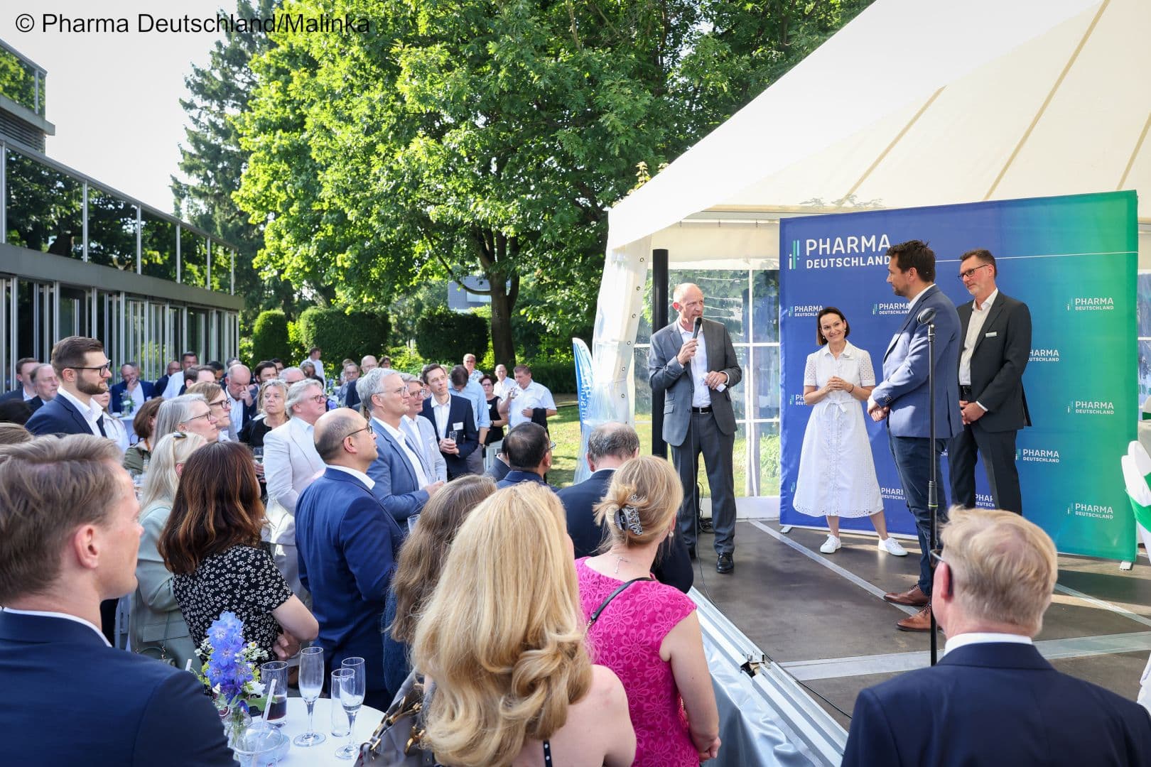 Pharma Deutschland erweitert sich: Vorstandsvorsitzender Jörg Wieczorek und Hauptgeschäftsführerin Dorothee Brakmann stellen beim Sommerfest die neuen Geschäftsführer Lutz Boden und Christian Hillmer vor. (v.l.n.r.)