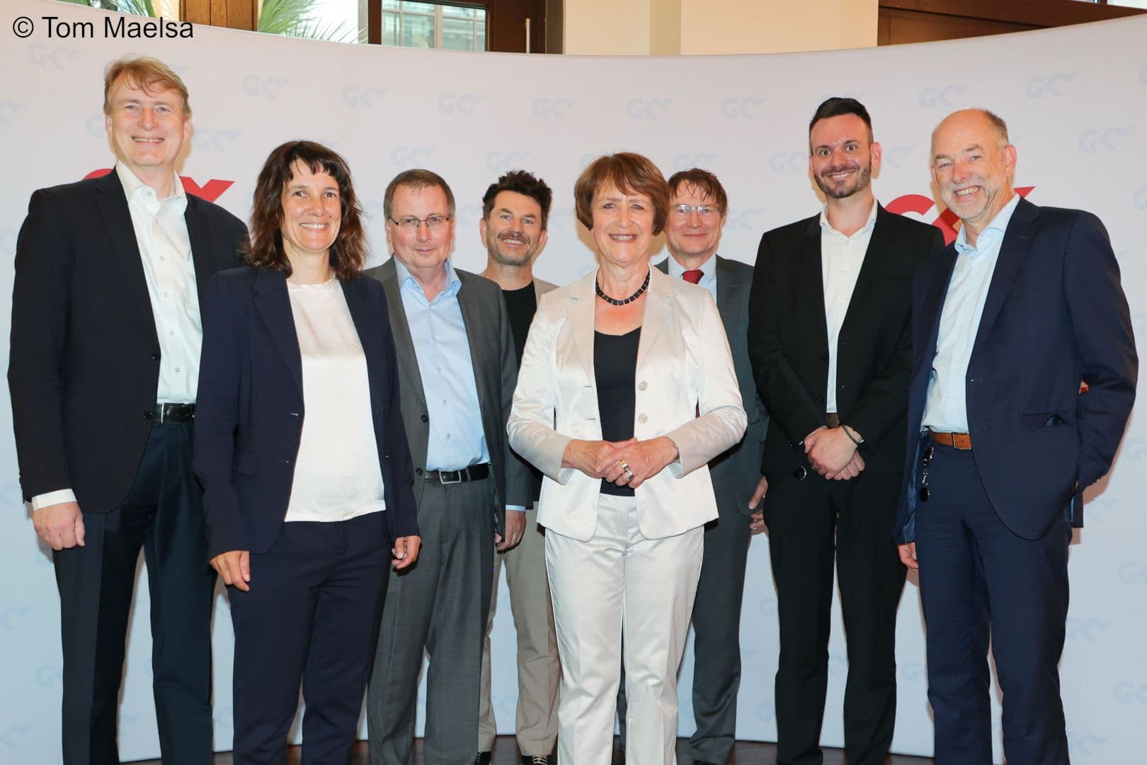 Und in der Mitte die Chefin bei ihrer Verabschiedung: Markus Weyres, Antje Schwinger, Thomas Staffeldt, Steffen Ruppe, Doris Pfeiffer, Torsten Fürstenberg, Marcus Schneider, Rainer Höfer (alle GKV-SV) (v.l.n.r.)