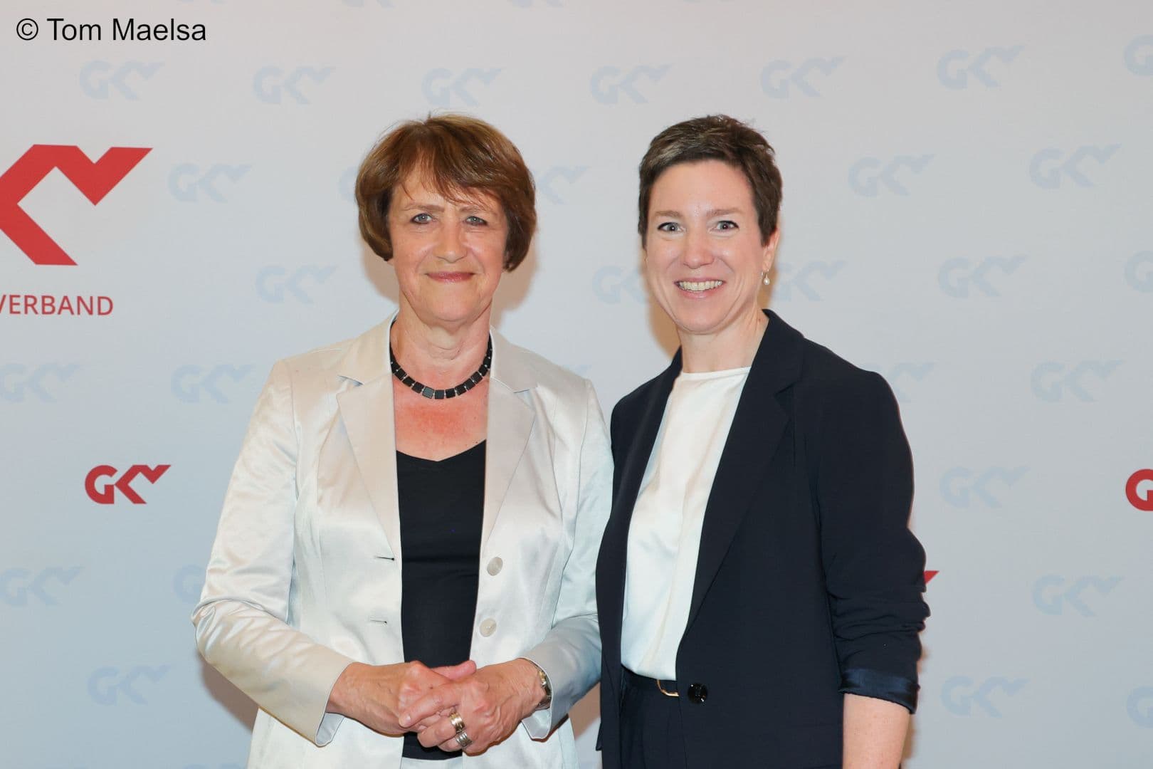 Doris Pfeiffer und Susanne Wagenmann, alternierende Verwaltungsratsvorsitzende des GKV-SV (r.)