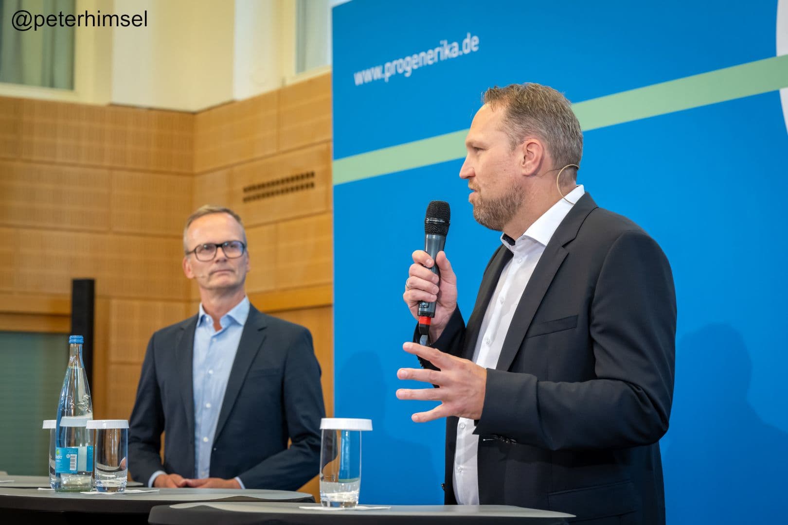 Bork Bretthauer (l.), Andreas Burkhardt (beide Pro Generika) bei der Diskussion