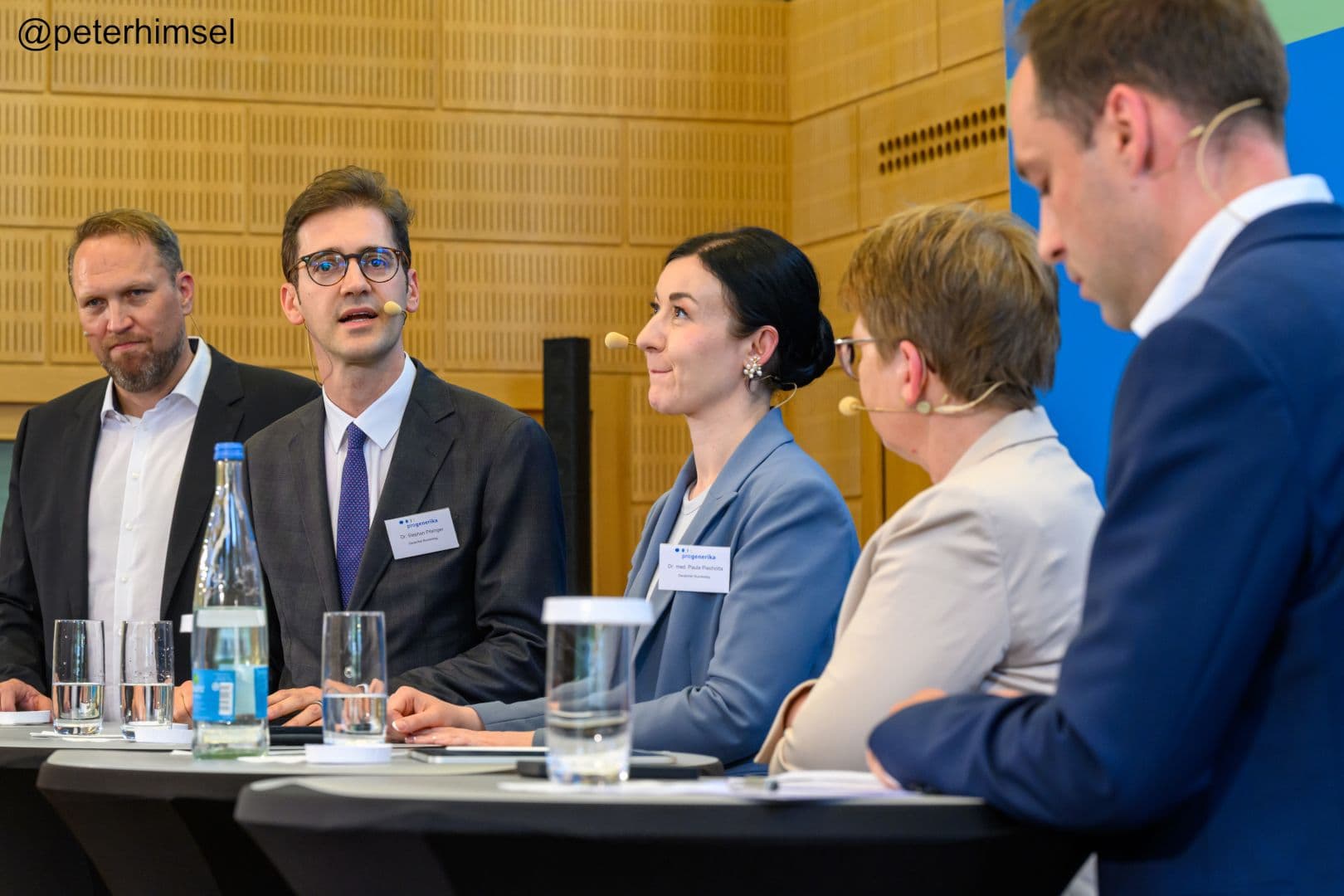 Das Podium bei der Diskussion beim parlamentarischen Abend von Pro Generika: Andreas Burkhardt (Pro Generika), Stephan Pilsinger MdB (CSU), Paula Piechotta MdB (Grüne), Tanja Machalet MdB (SPD), Thomas Trappe (Moderator) (v.l.n.r.)