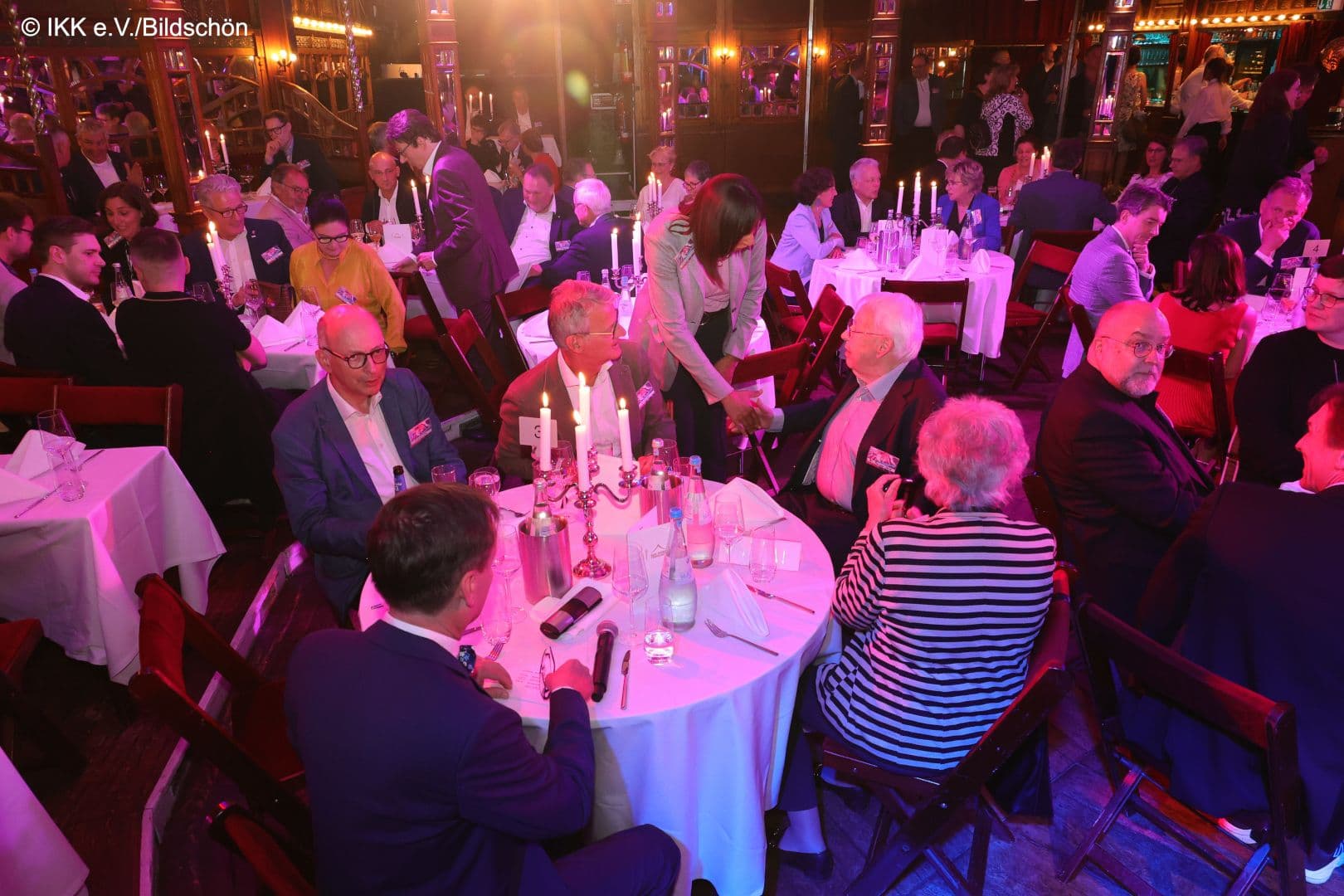 Henriette Neumeyer (DKG) begrüßt Rainer Hess (2.v.r.). Mit am Tisch: Jürgen Hohnl (IKK e.V.), Johannes Nießen (BIÖG), Gerald Gaß (DKG), Renate Hess (v.l.n.r.)