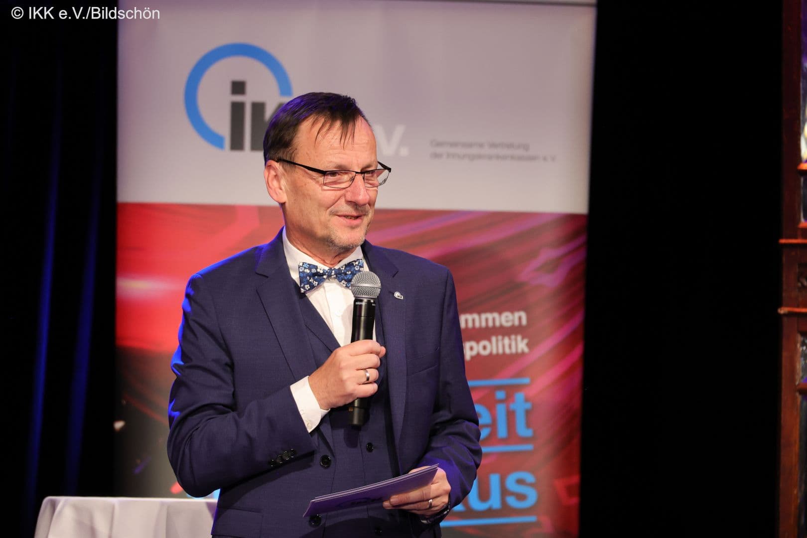 IKK e.V.-Geschäftsführer Jürgen Hohnl führt durch das Programm.
