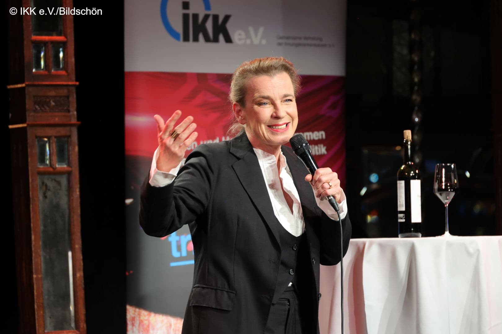 Tina Teubner, vielfach ausgezeichnet, ist bei Gesundheit trifft Zirkus des IKK e.V. die gefeierte Künstlerin.