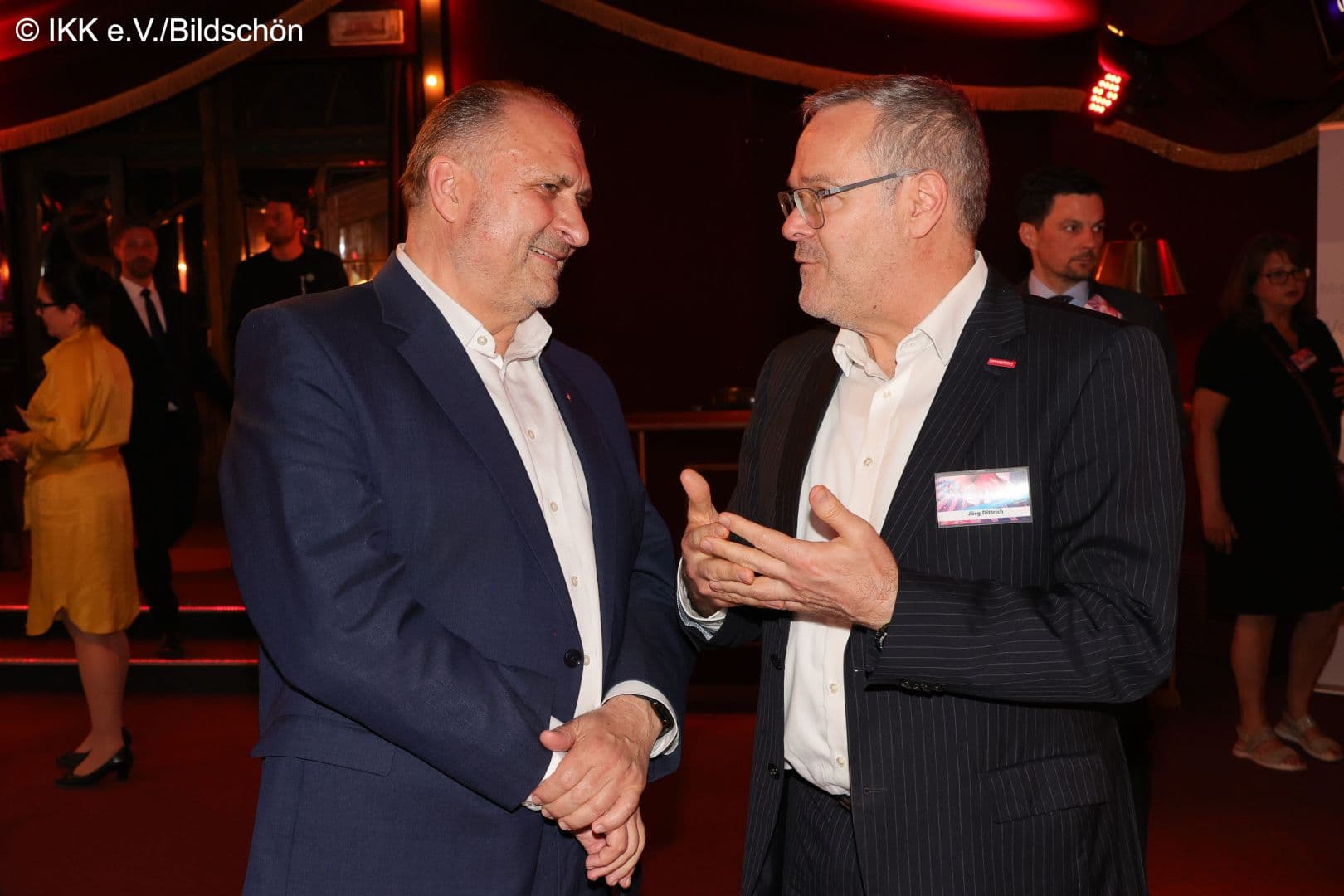 Der ehemalige ZDH-Präsident Hans Peter Wollseifer (IKK e.V.) (l.) mit dem aktuellen Präsidenten Jörg Dittrich