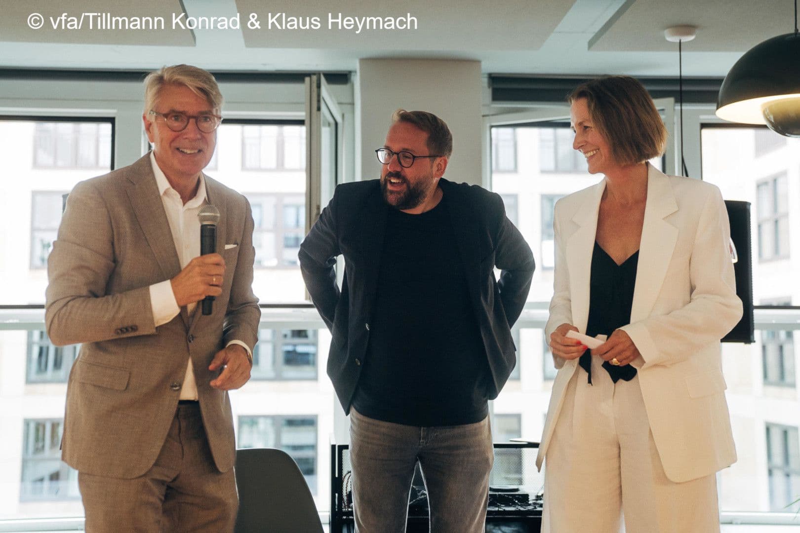Bild-Vizechef Paul Ronzheimer (M.)  wird vom vfa-Präsidenten Han Steutel  (l.) begrüßt und stellt sich beim vfa-Sommerfest den Fragen von Kristin Breuer (vfa).