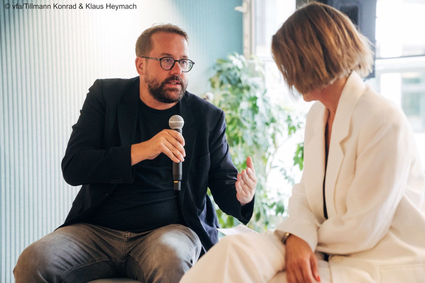 Paul Ronzheimer (Bild) gibt Einblicke in seine Arbeit, befragt von Kristin Breuer (vfa).