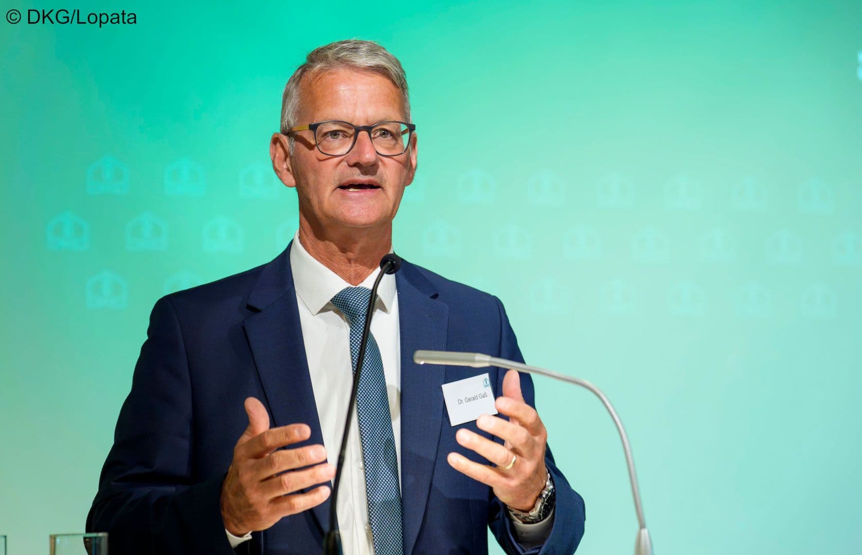 DKG-Vorstandsvorsitzender Gerald Gaß bei seiner Rede mit einem großen Wunschzettel