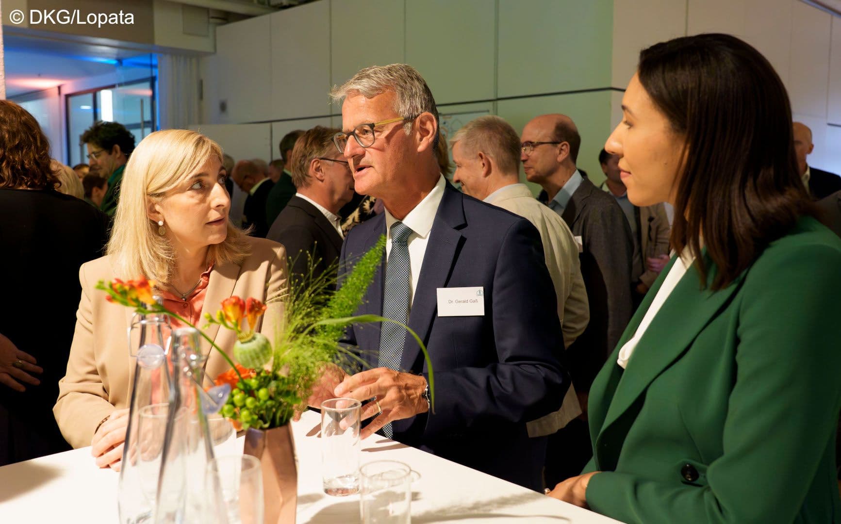 Wer wohl wen bei der Krankenhausreform berät? Bundesgesundheitsministerin Nina Warken (l.) mit DKG-Vorstandsvorsitzendem Gerald Gaß und seiner Stellvertreterin Henriette Neumeyer