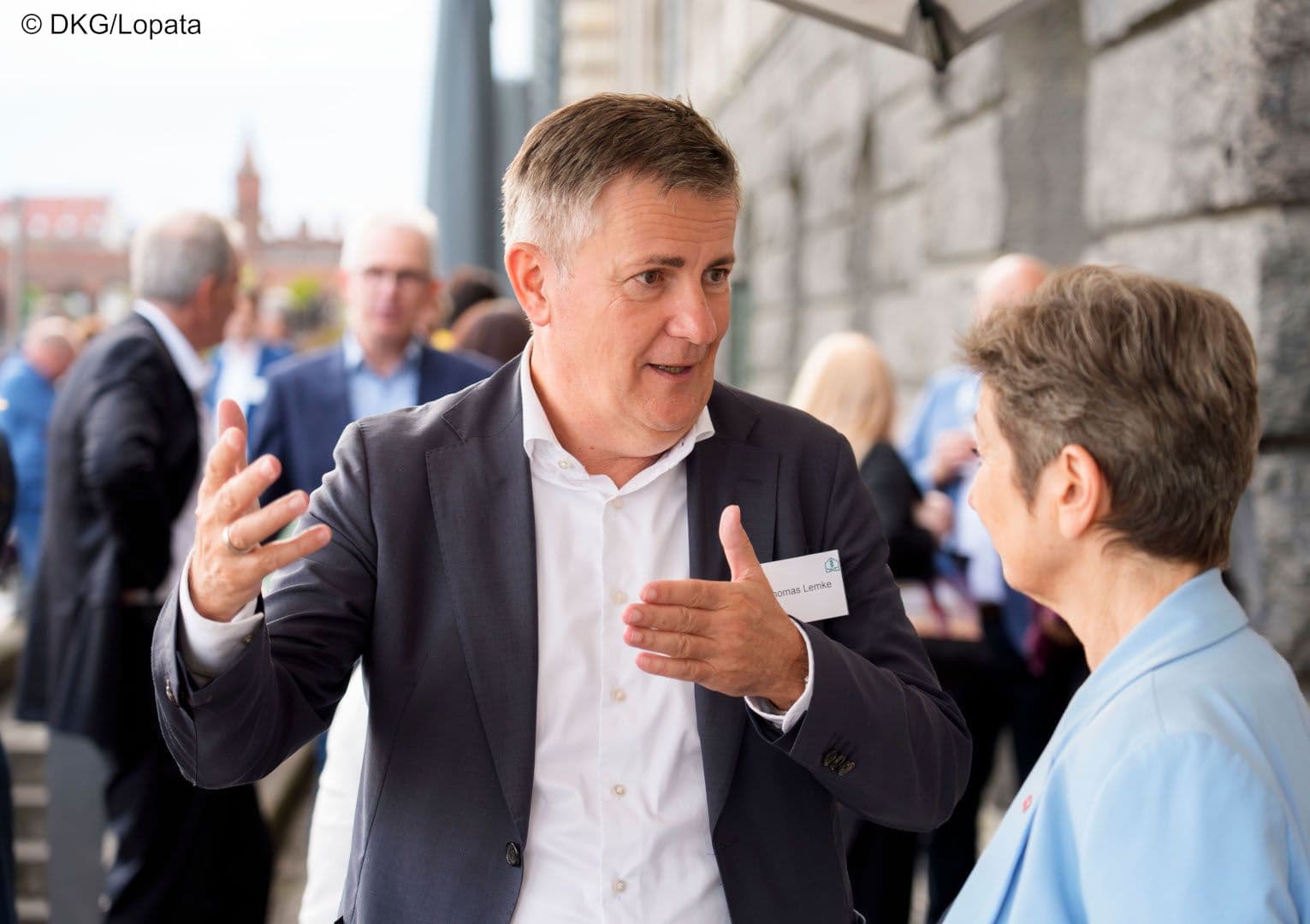 Thomas Lemke (DKG) mit großer Geste gegenüber Sylvia Bühler (verdi)