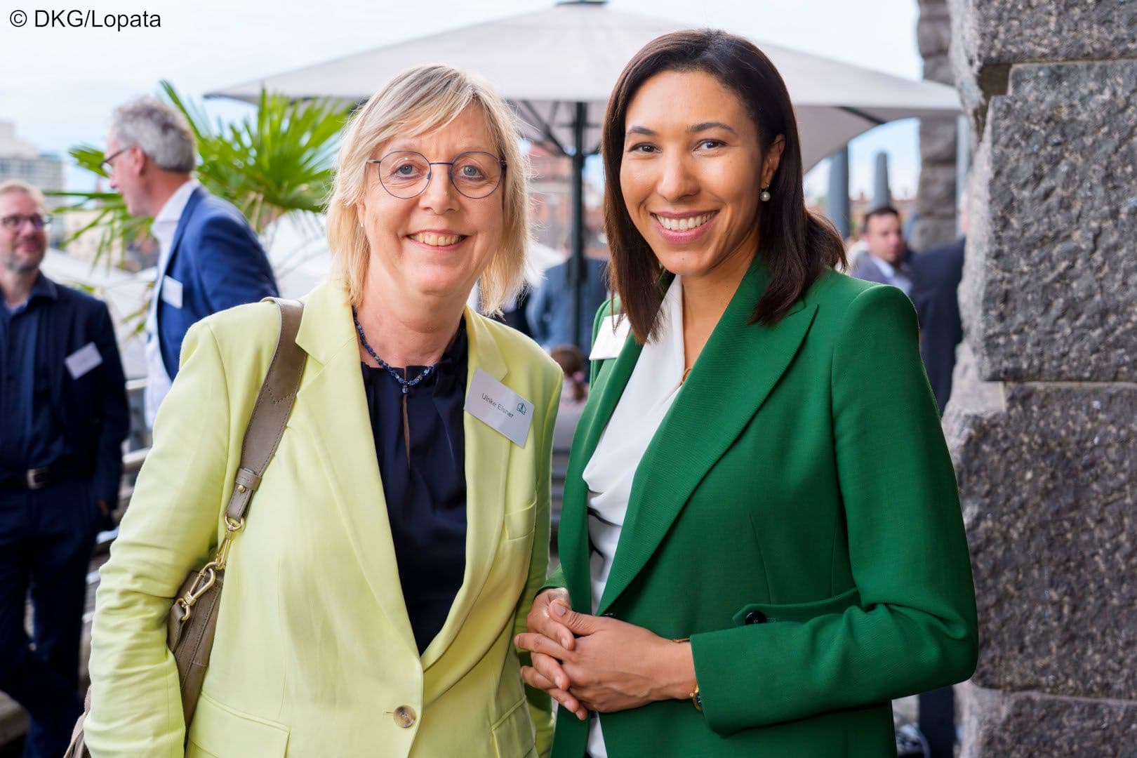 Ulrike Elsner (vdek) (l.) und Henriette Neumeyer (DKG)