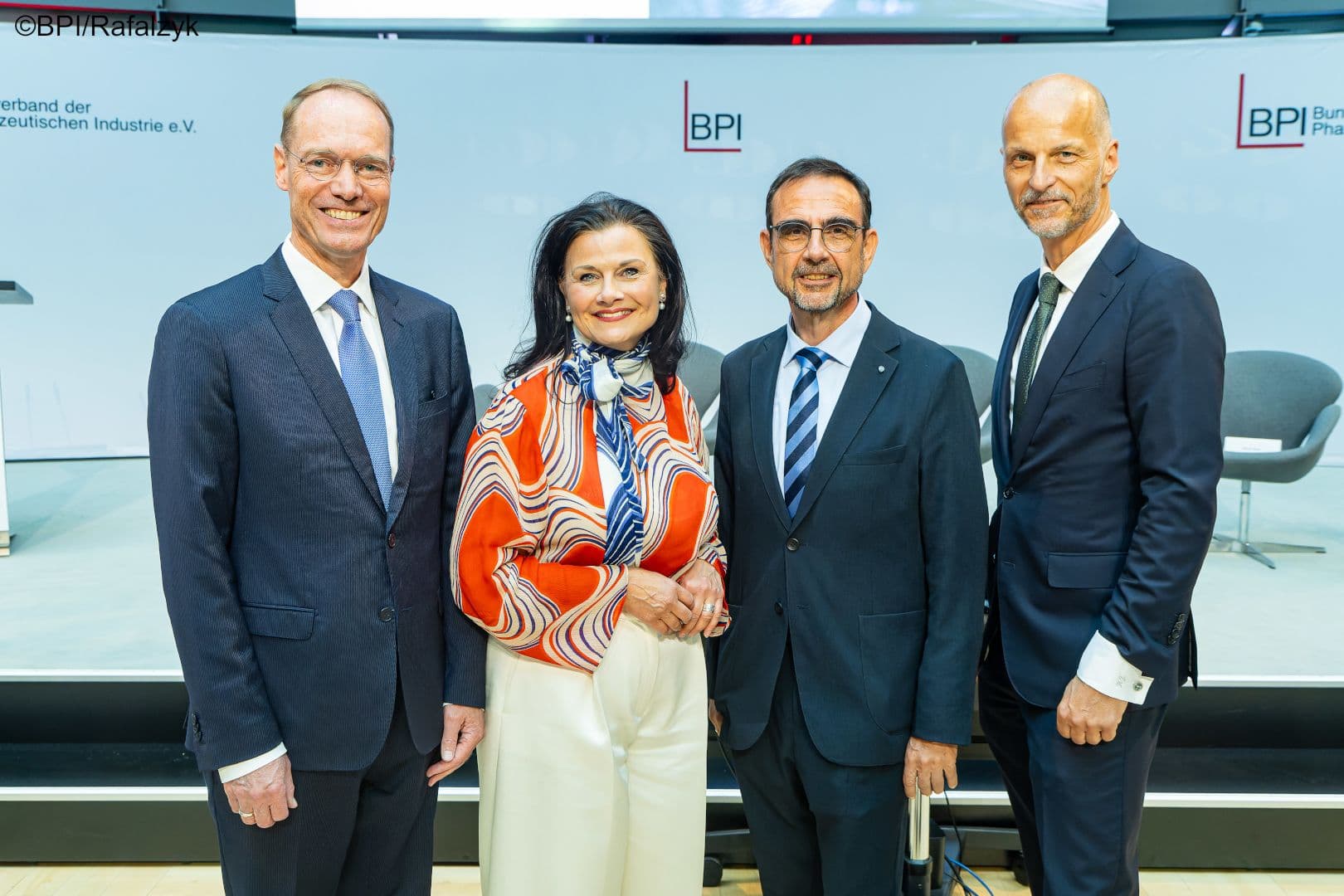 Am Vorabend der BPI-Hauptversammlung diskutieren der bayerische CSU-Fraktionschef Klaus Holetschek (2.v.r.) und die Wirtschaftsstaatssekretärin Gitta Conneman. Hier mit den BPI-Gastgebern Oliver Kirst (l.) und Kai Joachimsen (r.)