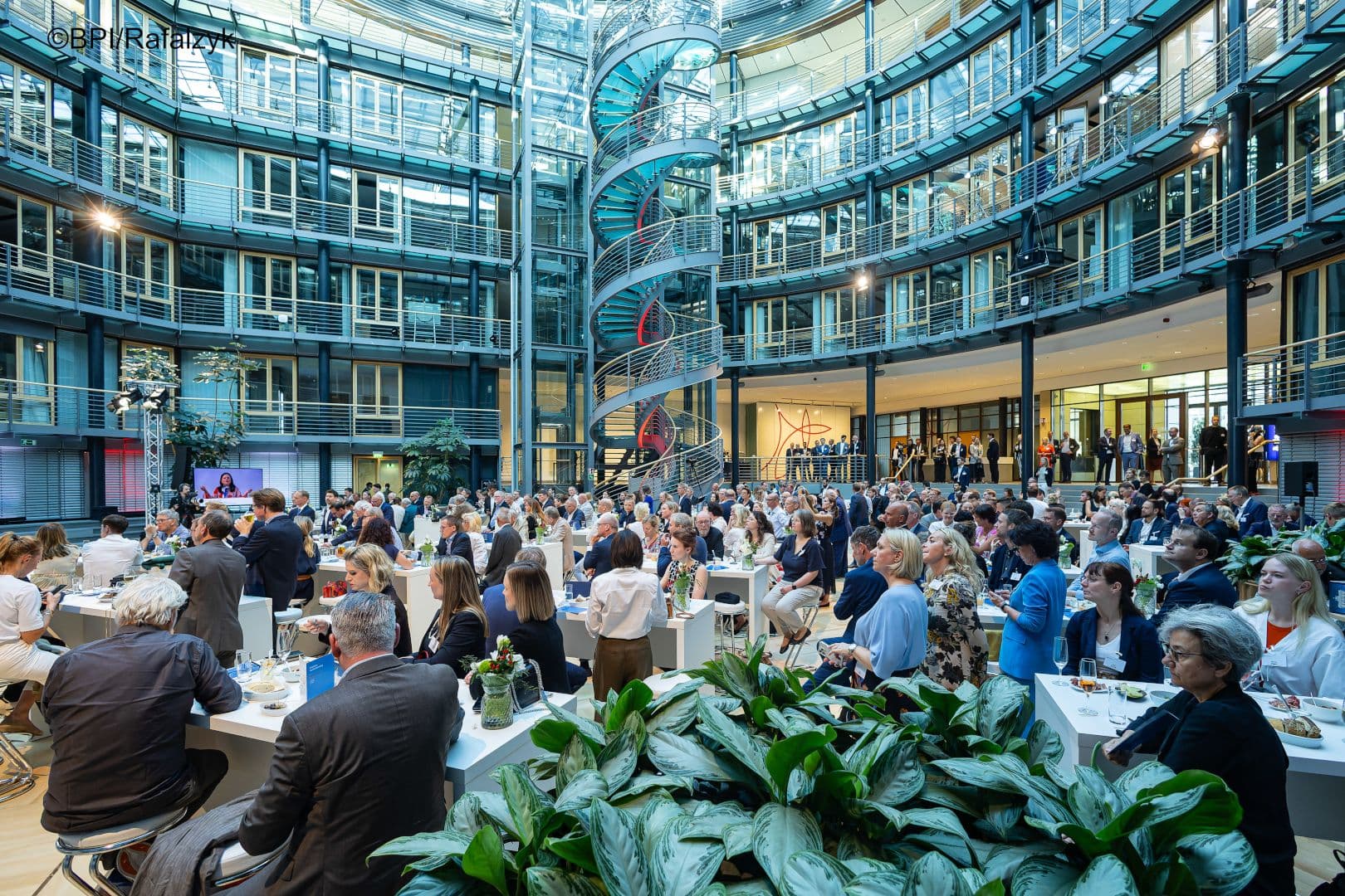 Im Allianz-Forum am Potsdamer Platz treffen sich zahlreiche Gäste am Vorabend der BPI-Hauptversammlung.