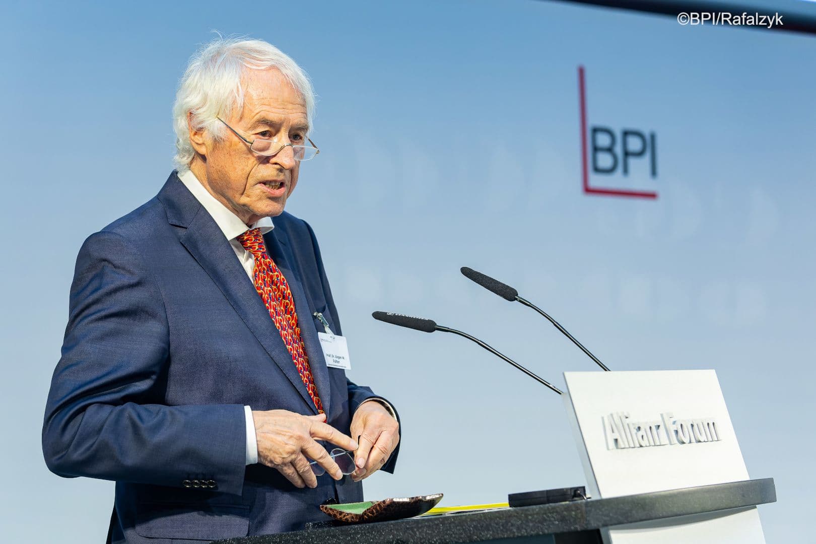 Gastredner der Veranstaltung ist Jürgen W. Falter (Universität Mainz).