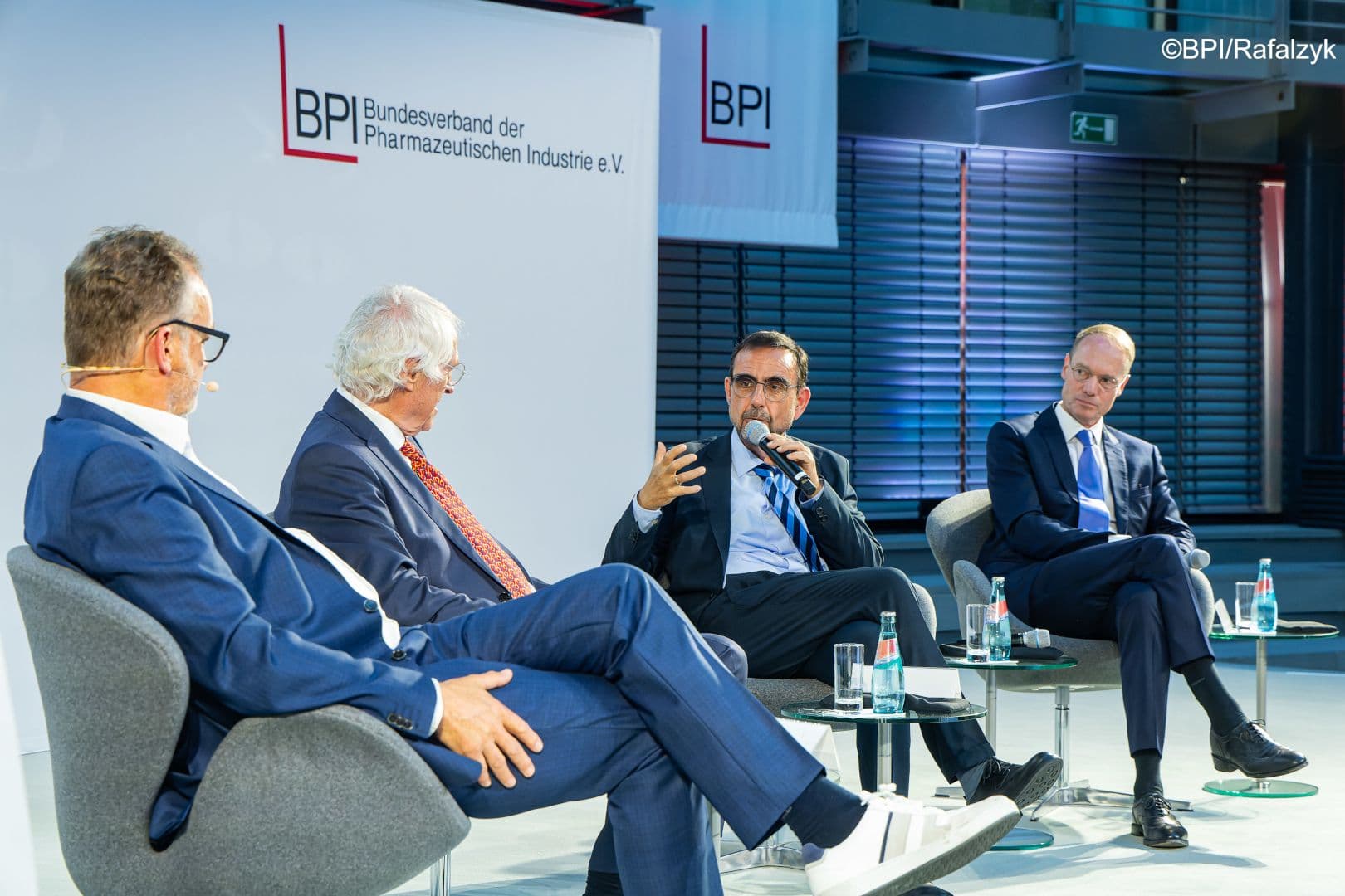 Auf dem Podium: Frank Plasberg (Moderator), Jürgen Falter (Universität Mainz), Klaus Holetschek (CSU, Bayern), Oliver Kirst (BPI) (v.l.n.r.)