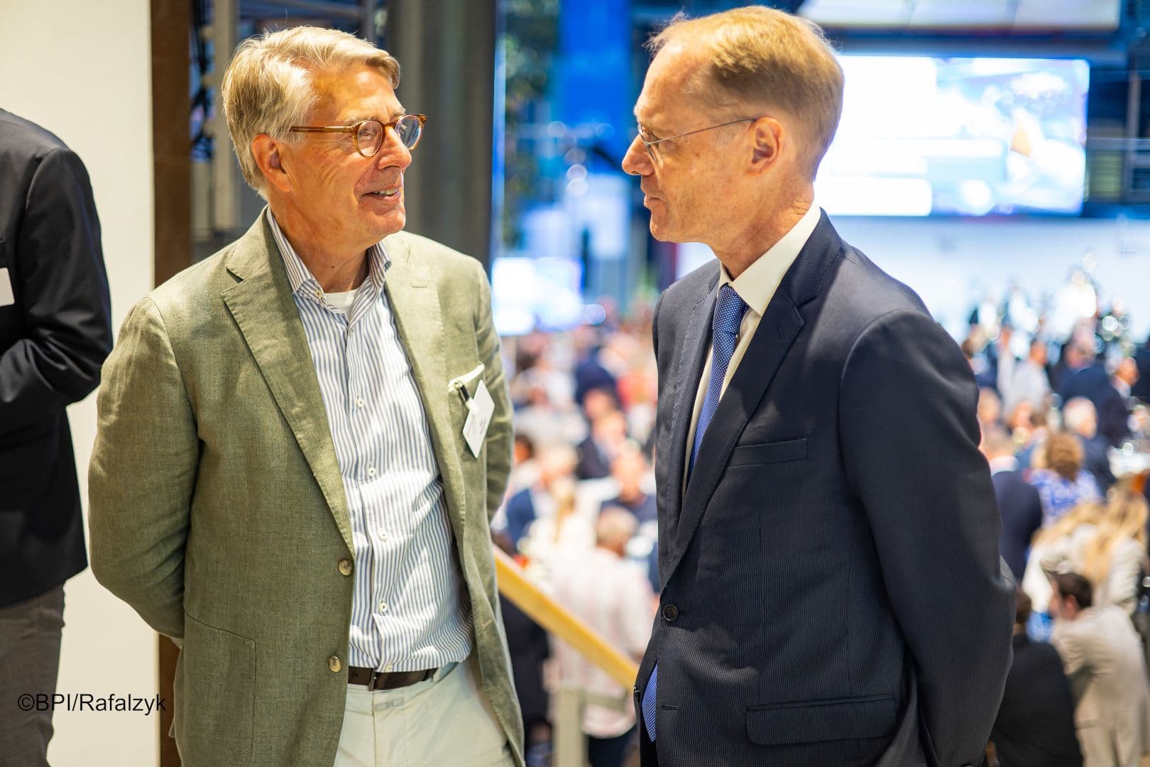 Freundschaftlicher Austausch: Han Steutel (vfa) (l.) und Oliver Kirst (BPI)