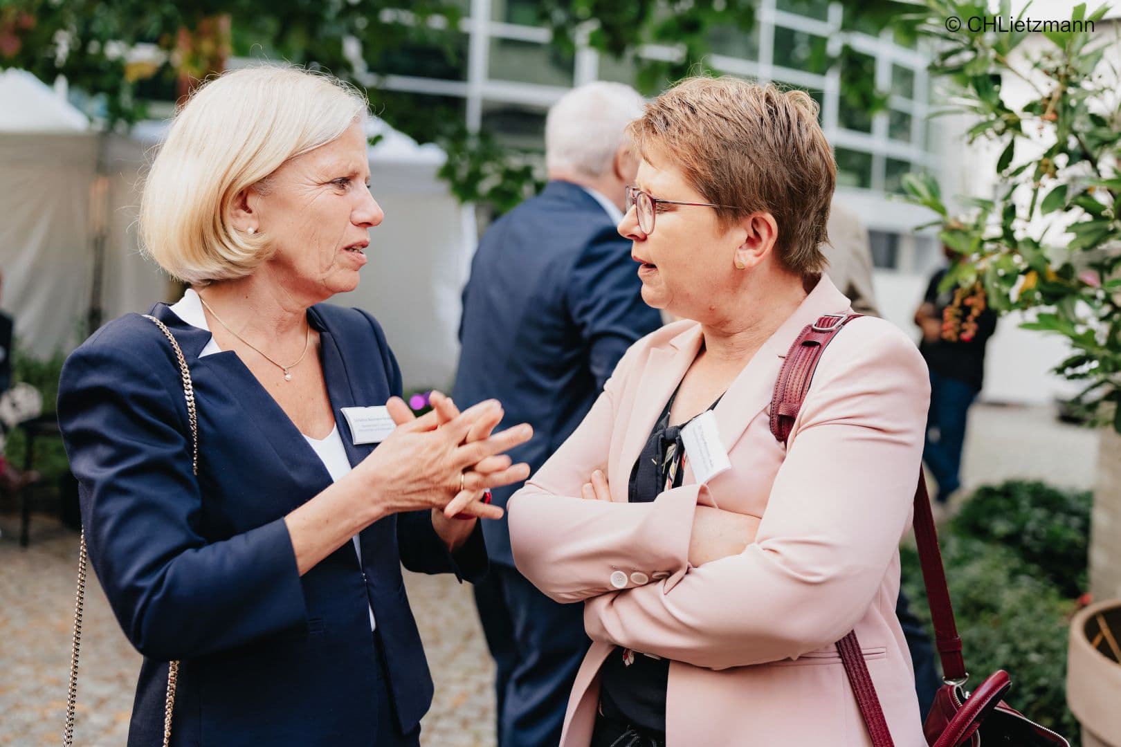 Christine Neumann-Grutzeck (BDI) (l.) im Gespräch mit Tanja Machalet MdB (SPD)