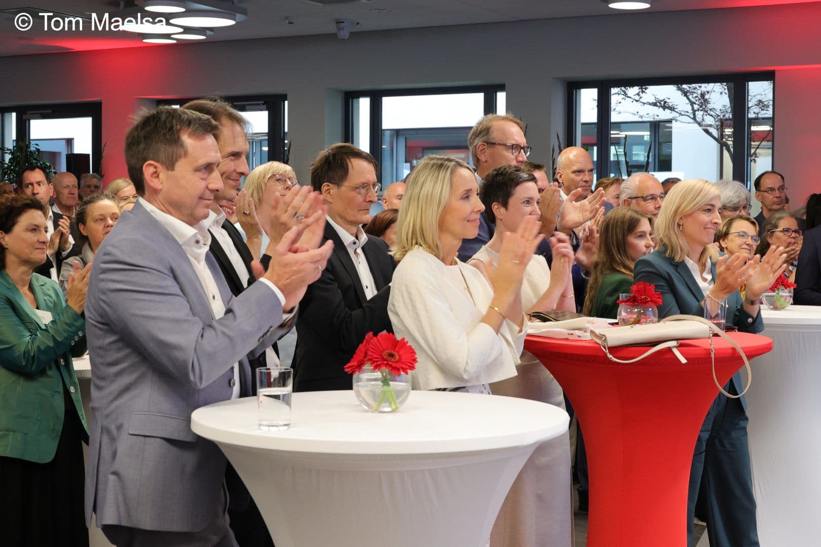 Beifall für die Vorstandsvorsitzende des GKV-SV mit einem mürrisch dreinblickenden Ex-Gesundheitsminister Karl Lauterbach (3.v.l.)