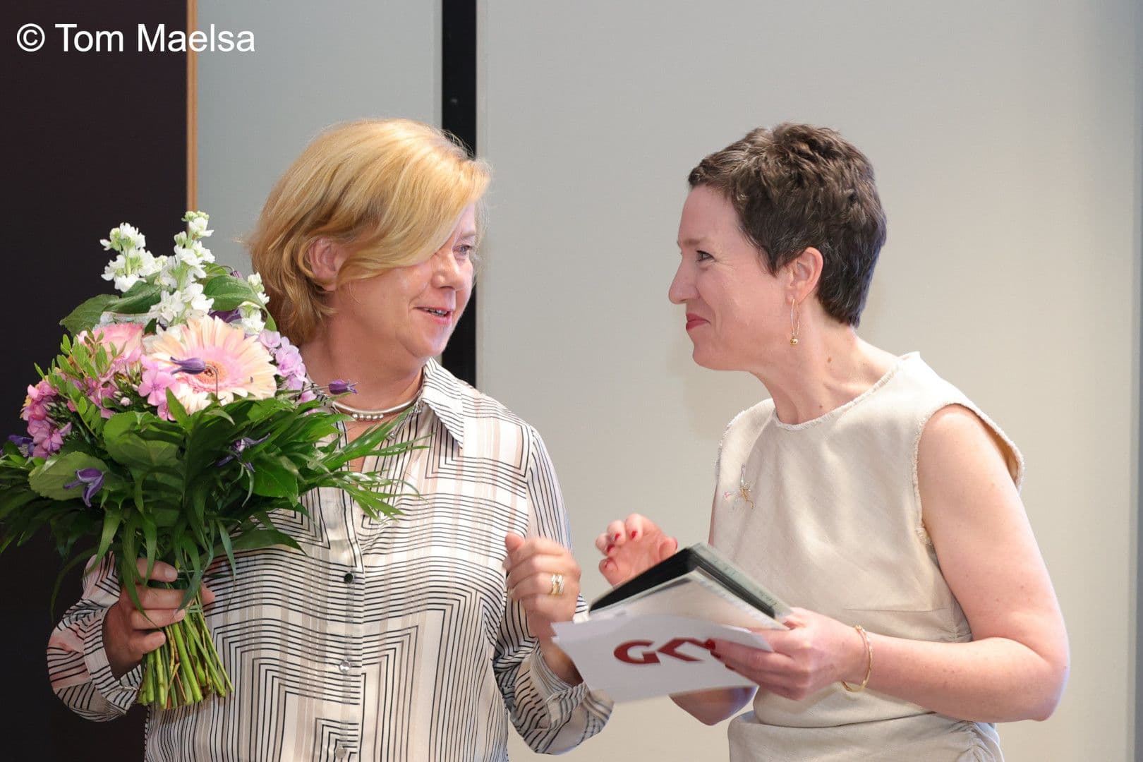 In den Ruhestand geht auch Elke Niederhausen, Stabsbereichsleiterin Selbstverwaltung im GKV-SV, (l.) verabschiedet von Susanne Wagenmann (GKV-SV).