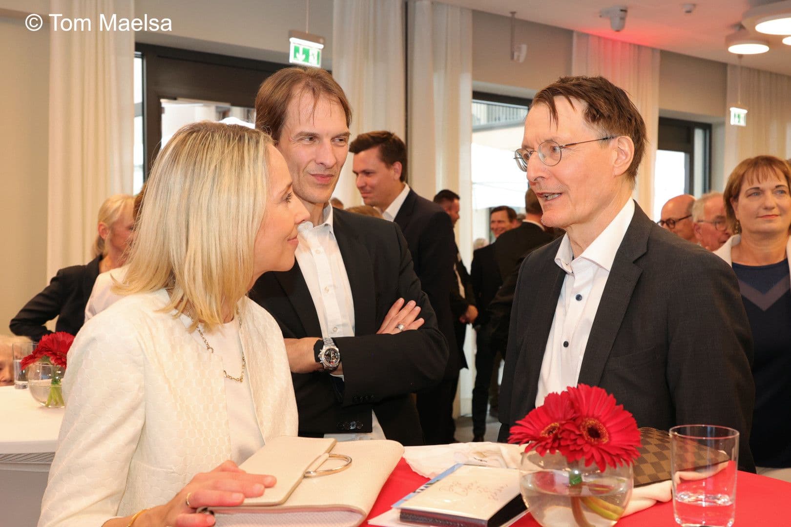 Da kann er endlich wieder über die Gesundheitspolitik plaudern: Ex-Minister Karl Lauterbach (r.) mit Stefanie Stoff-Ahnis und Martin Krasney (beide GKV-SV).