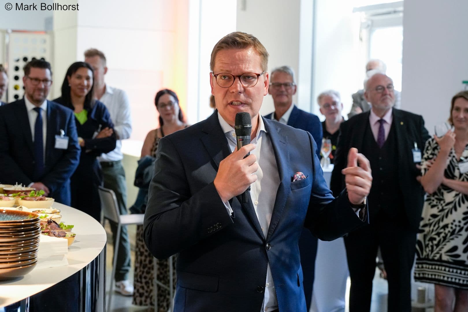 BMG-Staatssekretär Tino Sorge bemerkt die Verliebtheitsphase der Koalition in seiner Rede.