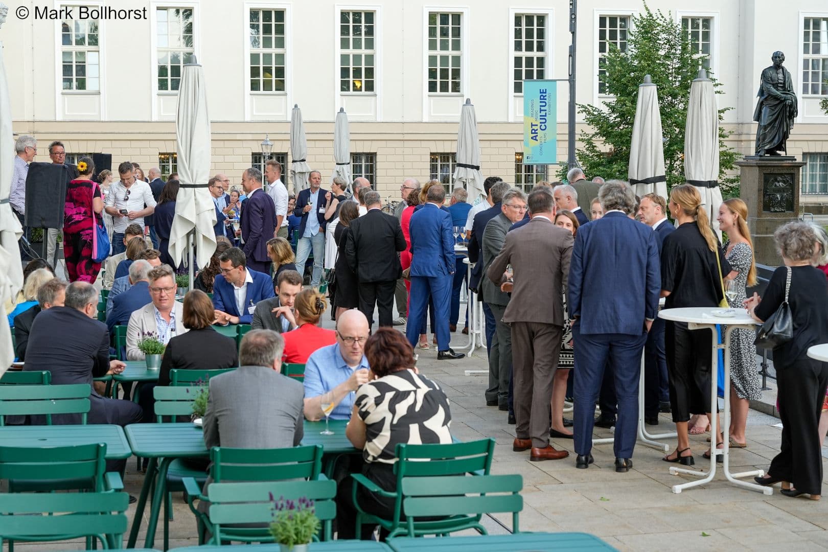 Ein Blick auf die Gäste des Sommerfestes auf der Terrasse des PalaisPopulaire Unter den Linden