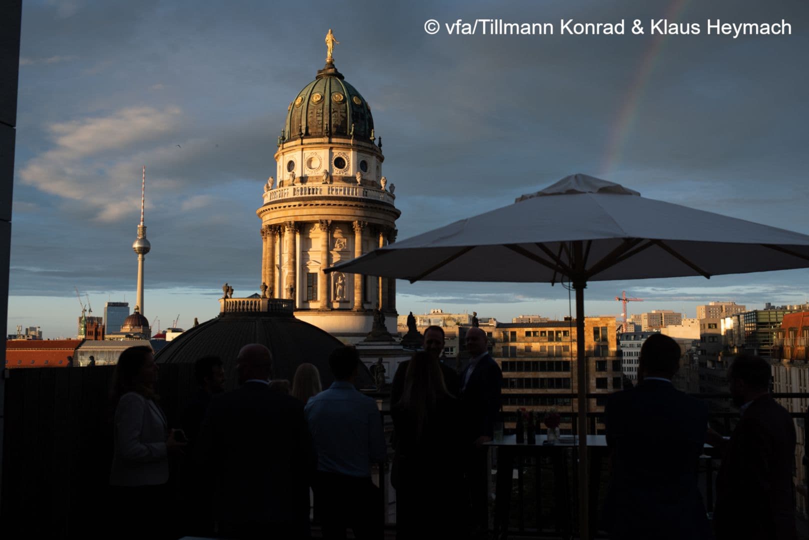 Traumhafter Blick auf die historische Mitte Berlins mit Fernsehturm vom Balkon der neuen vfa-Dependance