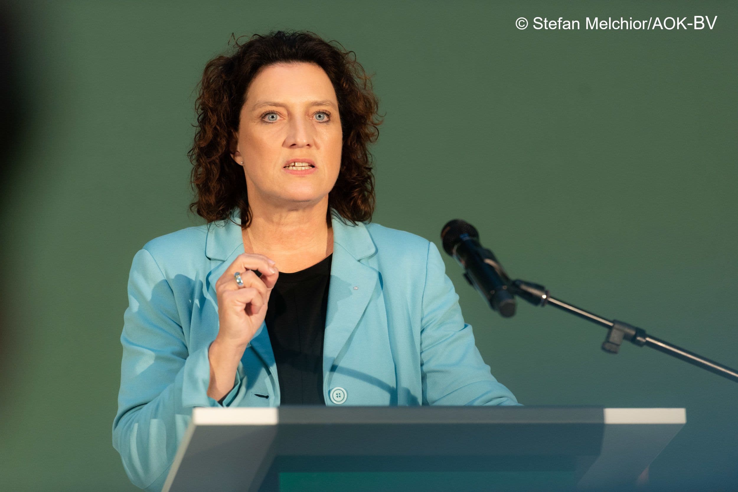 Carola Reimann, Vorstandsvorsitzende des AOK-BV, kritisiert bei ihrer Begrüßung die derzeitige Gesundheitspolitik.