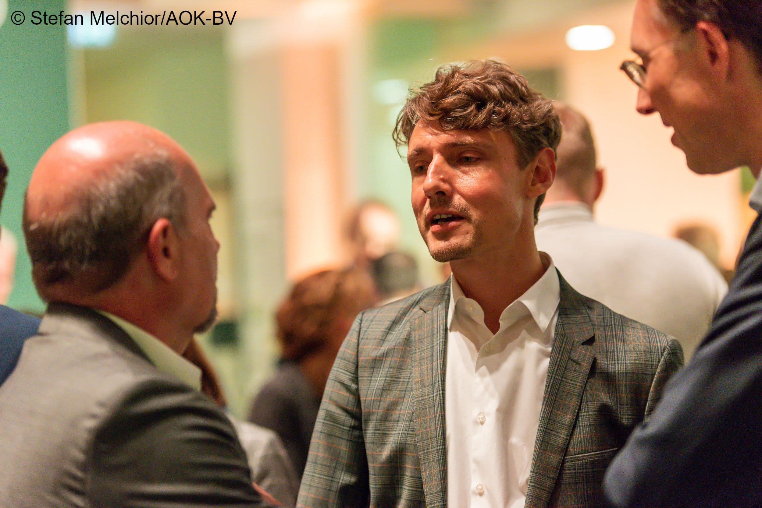 Auch in der Finanzkommission Gesundheit wieder dabei ist Jonas Schreyögg (Uni Hamburg) (M.). Im Gespräch mit Reinhard Busse (TU Berlin) (l.) und Lutz Hager (BMC)