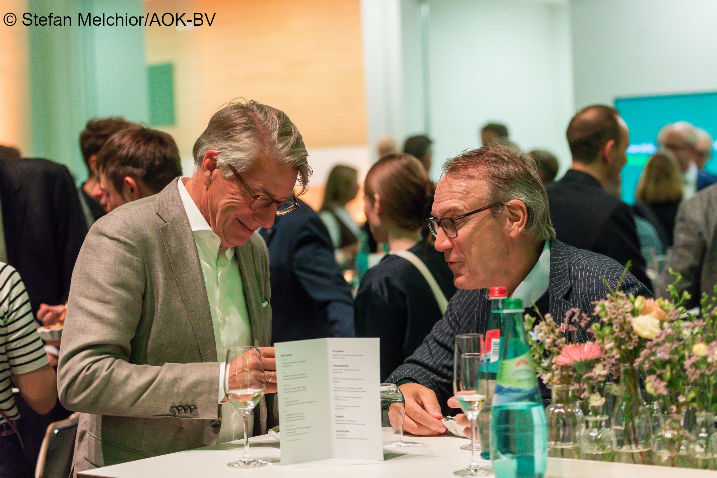 Vielleicht eine Terminabsprache von Han Steutel (vfa) (l.) und Thomas Preis (ABDA)