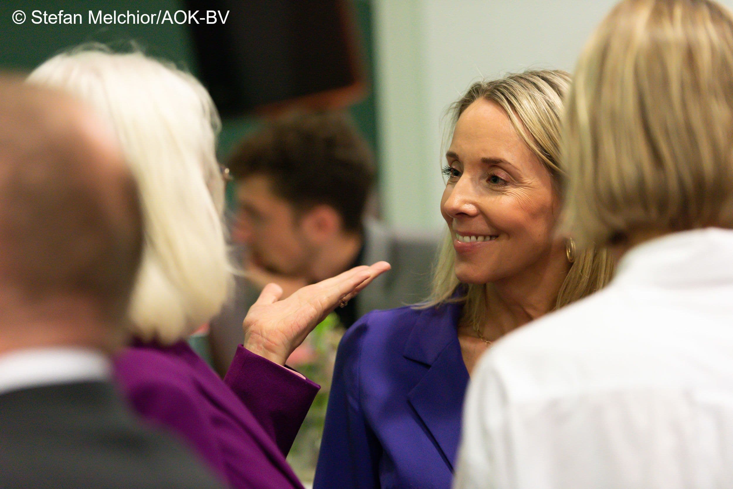 Stefanie Stoff-Ahnis (GKV-SV) (r.) hört Kirsten Kappert-Gonther MdB (Grüne) (l.) zu.