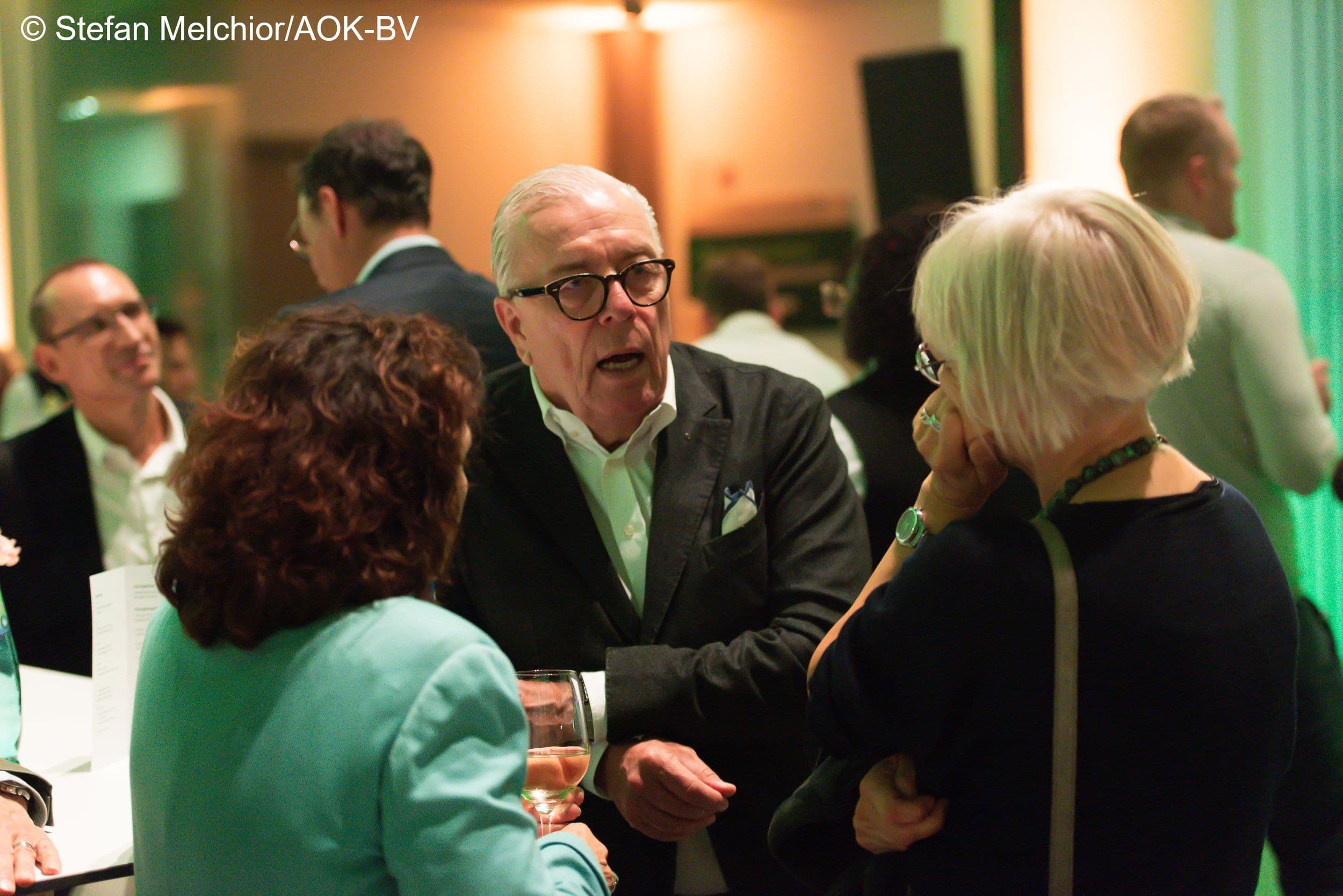 Klaus Reinhardt (BÄK) (M.) im Gespräch mit Carola Reimann (l.) und Sabine Richard (beide AOK-BV)