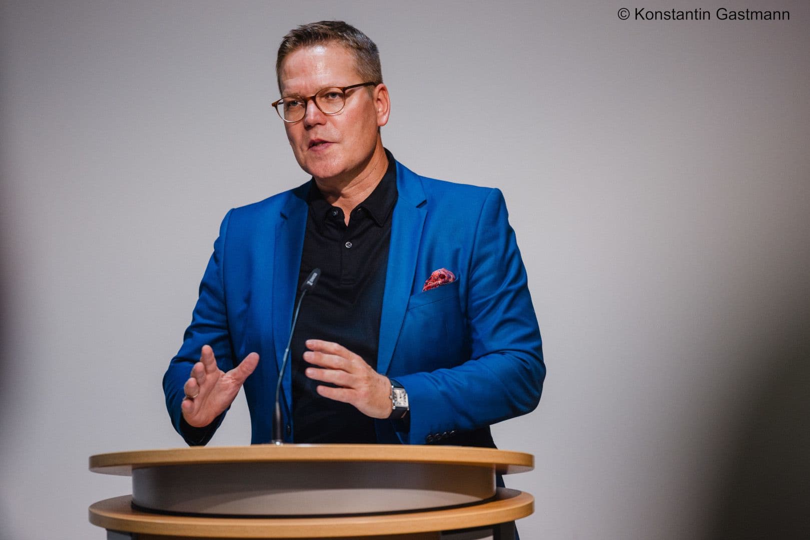 BMG-Staatssekretär Tino Sorge bei seiner Rede