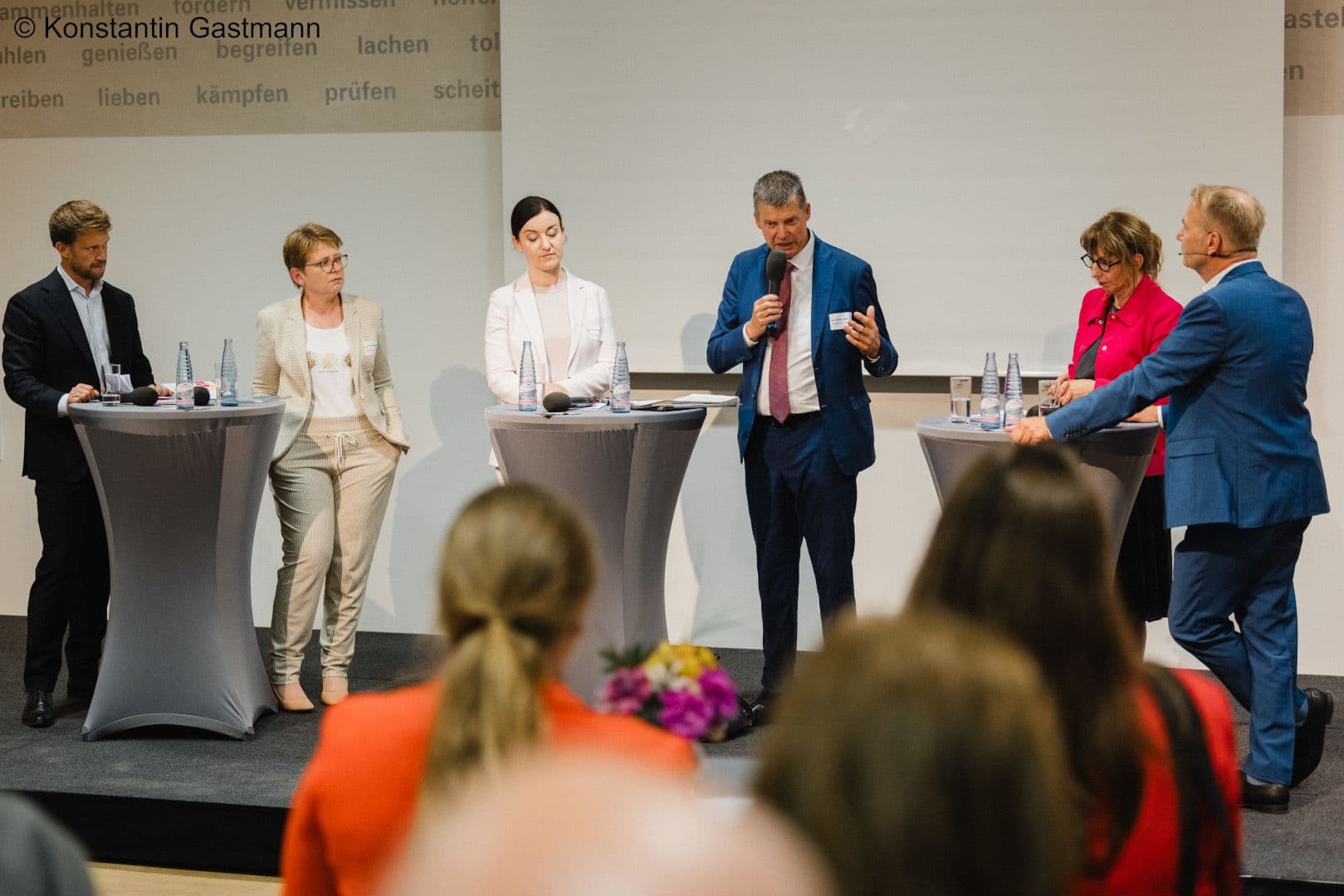 Die Diskussionsrunde: Patrick Grunau (WvD), Tanja Machalet MdB (SPD), Paula Piechotta MdB (Grüne), Axel Müller MdB (CDU), Oda Hagemeier (eurocom), Henning Quanz (Moderator) (v.l.n.r.)