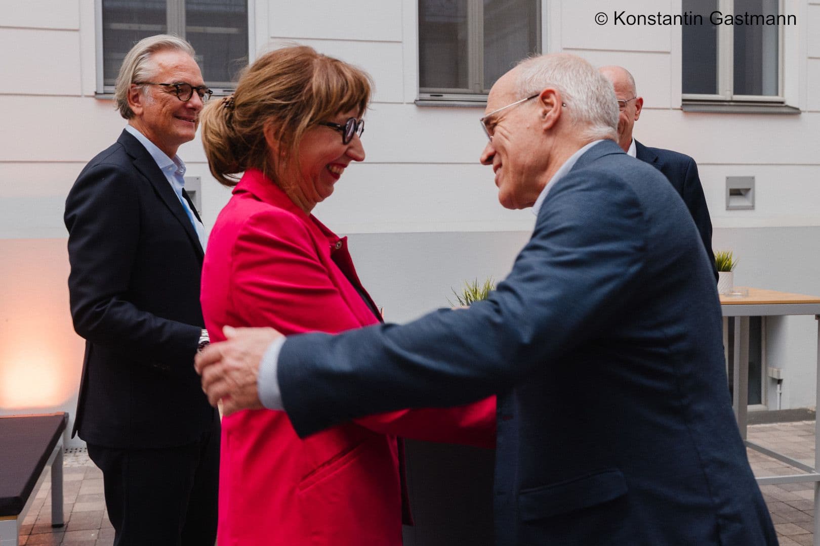 Oda Hagemeier (eurocom) bei der Begrüßung von Wolfram Mittelmeier (Uni Rostock)