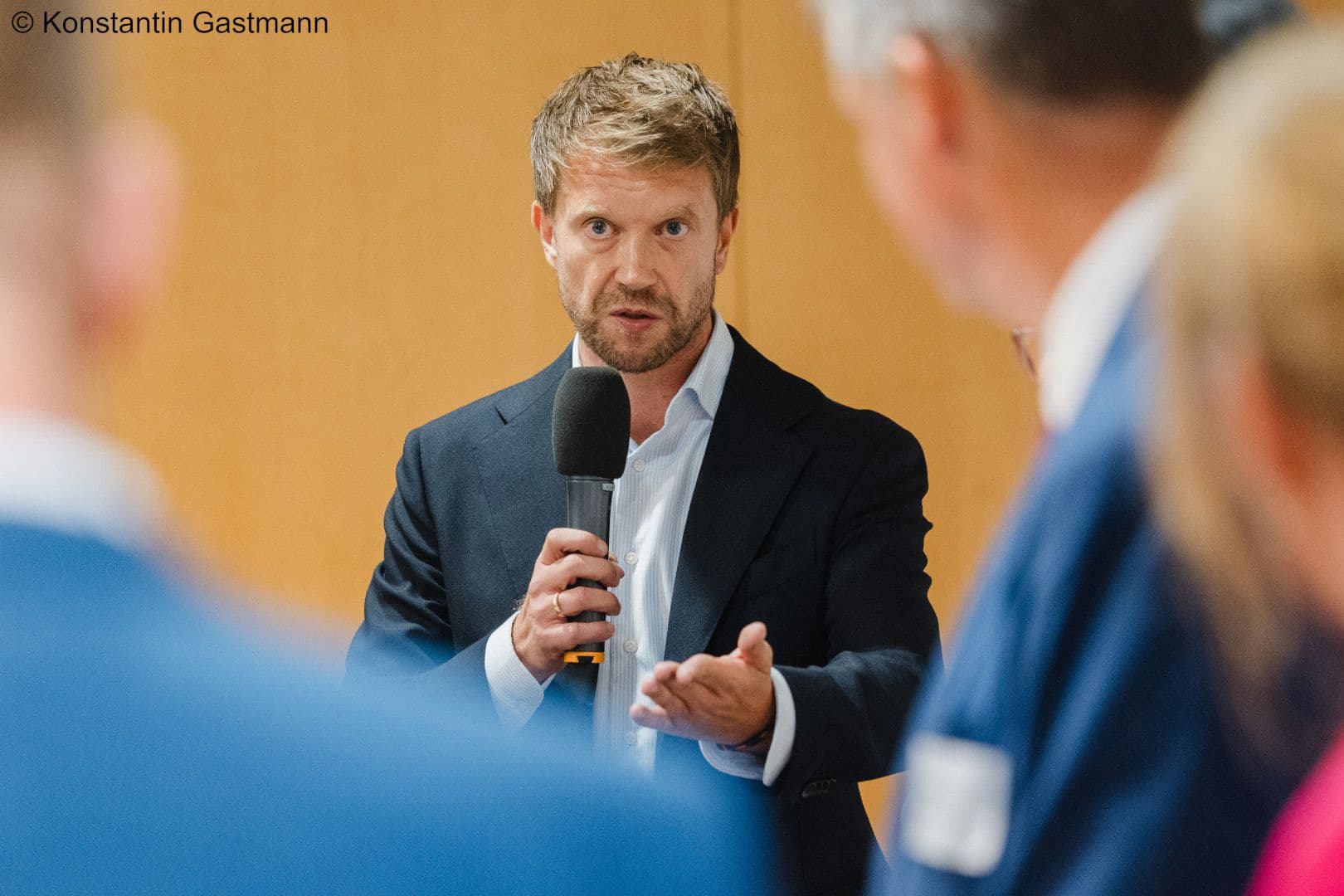 Patrick Grunau (WvD) kritisiert die geringe Bezahlung der Fachkräfte.